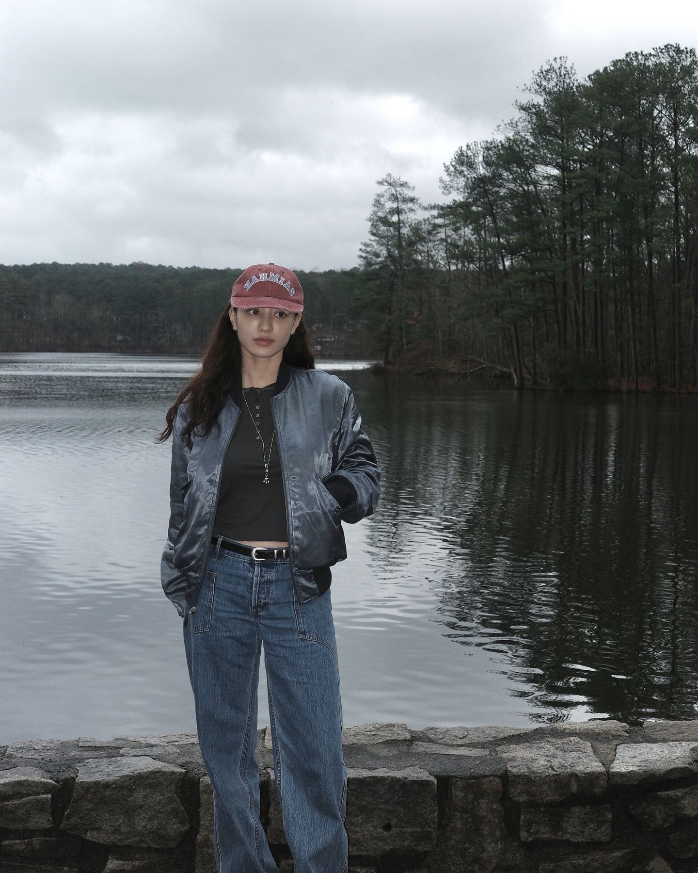 은근히 활용도 높은 봄버💡
캐주얼부터 모던룩까지, 이 자켓 하나로 해결해 봐🩶🖤
봄버 자켓은 짧은 기장과 탄탄한 밴딩으로 허리 라인을 강조하는 디자인이 특징입니다. 지퍼와 포켓 디테일과 넉넉한 소매와 여유로운 실루엣 덕분에 활동적이고 편안하게 착용할 수 있어 다양한 체형에 잘 어울립니다.
데님과 후드티처럼 캐주얼한 옷에 매치해 스트릿한 감성의 꾸안꾸룩을 완성할 수 있고, 셔츠 위에 입어 모던하고 세련된 무드를 연출할 수 있습니다. 시즌마다 변형된 디테일로 트렌디한 포인트를 더할 수 있어, 실용성과 스타일 모두 갖춘 아우터입니다. 이미지2