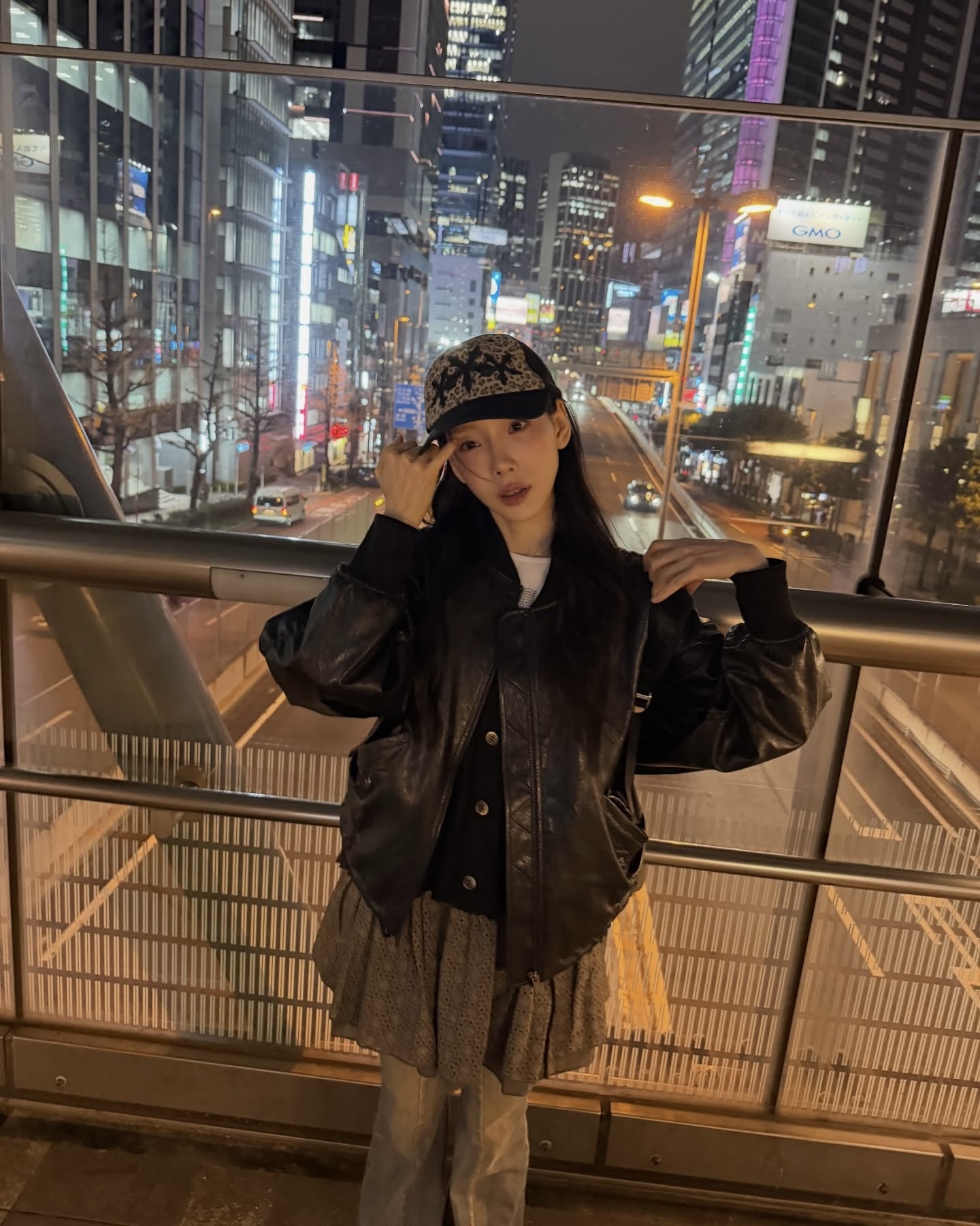 이제 코트는 넣어두세요🤓
봄 코디에 빠질 수 없는 레더자켓🖤💡 지금 꺼내기 딱 좋아!
코트가 무겁게 느껴지기 시작했다면, 레더자켓을 꺼내보세요. 브라운부터 블랙까지 컬러에 따라 다양하게 매치할 수 있는데요. 데님과 매치하면 캐주얼하게, 원피스나 스커트와 매치하면 또 다른 분위기를 낼 수 있습니다.
편하게 입기 좋으면서도 분위기까지 챙길 수 있는 아우터인 만큼, 지금 같은 날씨에 특히 잘 어울리죠. 다가오는 날씨엔 코트는 잠시 넣어두고 레더자켓 코디를 참고해보세요. 이미지8