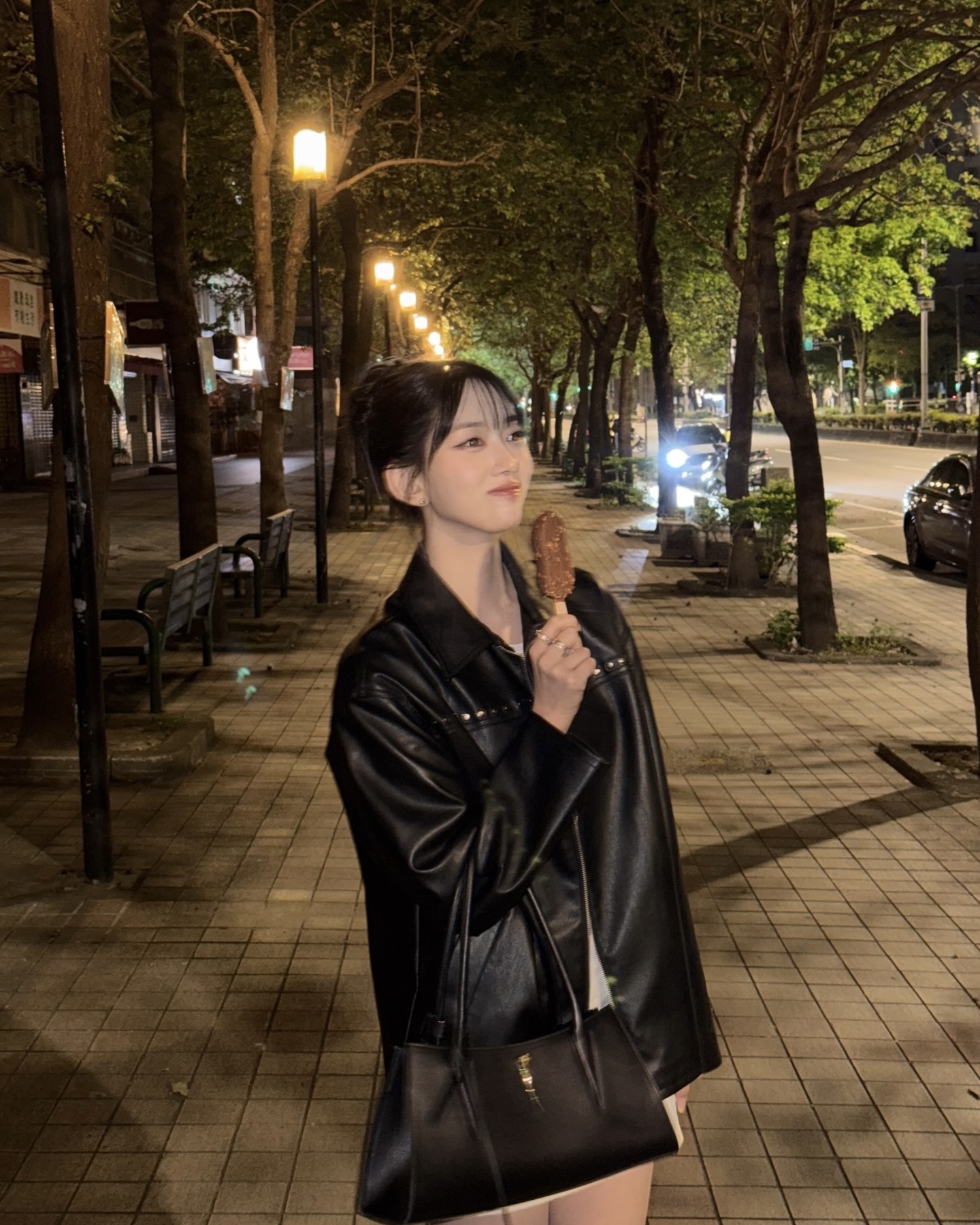 이제 코트는 넣어두세요🤓
봄 코디에 빠질 수 없는 레더자켓🖤💡 지금 꺼내기 딱 좋아!
코트가 무겁게 느껴지기 시작했다면, 레더자켓을 꺼내보세요. 브라운부터 블랙까지 컬러에 따라 다양하게 매치할 수 있는데요. 데님과 매치하면 캐주얼하게, 원피스나 스커트와 매치하면 또 다른 분위기를 낼 수 있습니다.
편하게 입기 좋으면서도 분위기까지 챙길 수 있는 아우터인 만큼, 지금 같은 날씨에 특히 잘 어울리죠. 다가오는 날씨엔 코트는 잠시 넣어두고 레더자켓 코디를 참고해보세요. 이미지6