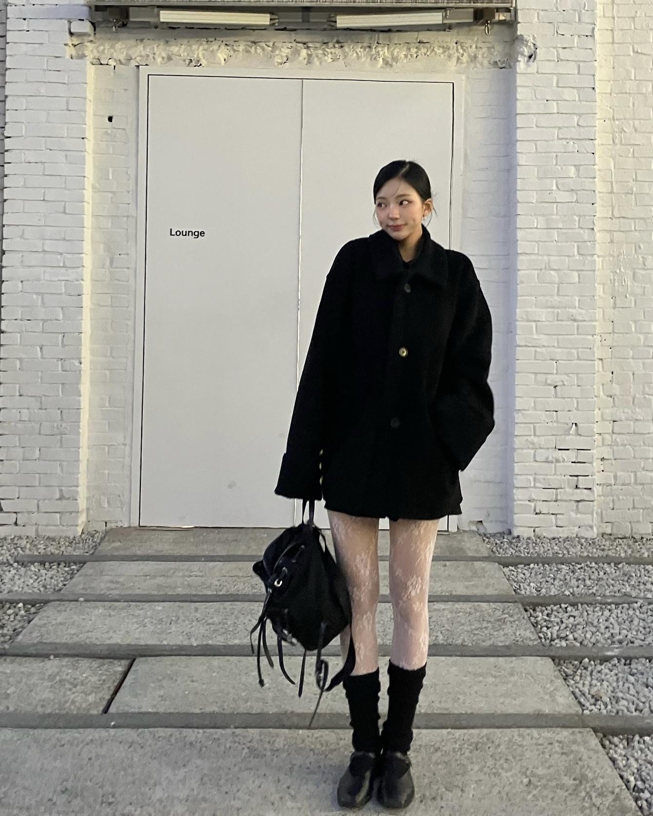 요즘엔 다리도 패션인 거 알죠?😉
레이스 스타킹으로 페미닌, 러블리, 세련미✨🥀 세 박자 완성!!
평소 스타일이 단조롭게 느껴진다면, 레이스 스타킹으로 변화를 줘보세요. 요즘 트렌드는 단순한 스타킹을 넘어 개성을 살리는 디테일과 컬러 조합이 핵심으로 떠오르고 있습니다.
꽃과 리본 등 다양한 패턴과 컬러 디테일이 페미닌한 분위기를 살리면서 룩에 매력을 더합니다. 특히 무채색 코디와 매치하면 시크하고 세련된 무드를 연출할 수 있죠. 이번 시즌, 레이스 스타킹으로 룩에 감각적인 포인트를 더해보세요. 이미지2