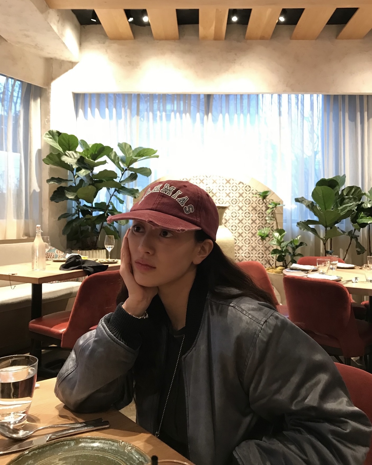 은근히 활용도 높은 봄버💡
캐주얼부터 모던룩까지, 이 자켓 하나로 해결해 봐🩶🖤
봄버 자켓은 짧은 기장과 탄탄한 밴딩으로 허리 라인을 강조하는 디자인이 특징입니다. 지퍼와 포켓 디테일과 넉넉한 소매와 여유로운 실루엣 덕분에 활동적이고 편안하게 착용할 수 있어 다양한 체형에 잘 어울립니다.
데님과 후드티처럼 캐주얼한 옷에 매치해 스트릿한 감성의 꾸안꾸룩을 완성할 수 있고, 셔츠 위에 입어 모던하고 세련된 무드를 연출할 수 있습니다. 시즌마다 변형된 디테일로 트렌디한 포인트를 더할 수 있어, 실용성과 스타일 모두 갖춘 아우터입니다. 이미지3