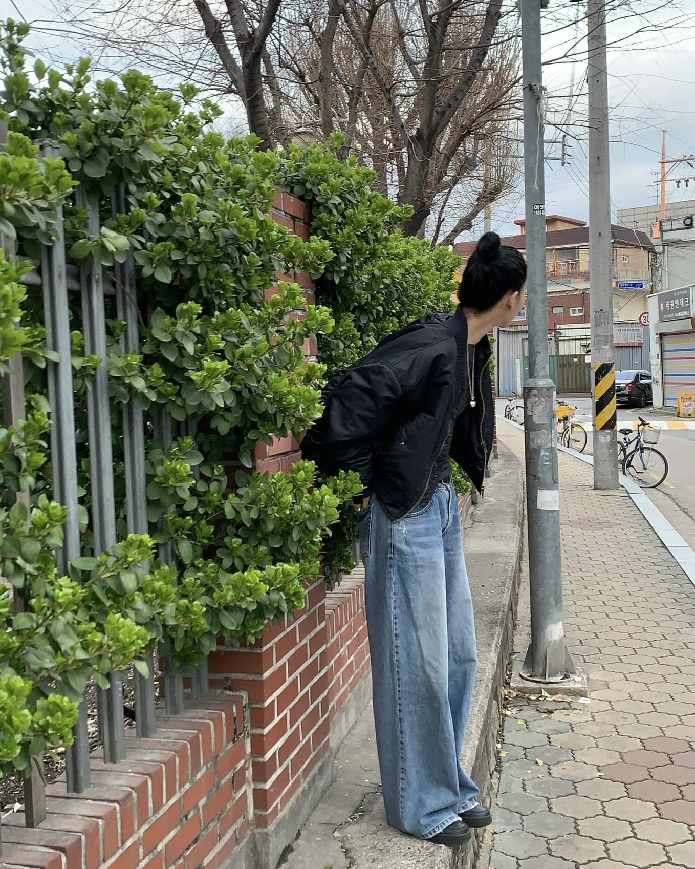 은근히 활용도 높은 봄버💡
캐주얼부터 모던룩까지, 이 자켓 하나로 해결해 봐🩶🖤
봄버 자켓은 짧은 기장과 탄탄한 밴딩으로 허리 라인을 강조하는 디자인이 특징입니다. 지퍼와 포켓 디테일과 넉넉한 소매와 여유로운 실루엣 덕분에 활동적이고 편안하게 착용할 수 있어 다양한 체형에 잘 어울립니다.
데님과 후드티처럼 캐주얼한 옷에 매치해 스트릿한 감성의 꾸안꾸룩을 완성할 수 있고, 셔츠 위에 입어 모던하고 세련된 무드를 연출할 수 있습니다. 시즌마다 변형된 디테일로 트렌디한 포인트를 더할 수 있어, 실용성과 스타일 모두 갖춘 아우터입니다. 이미지8