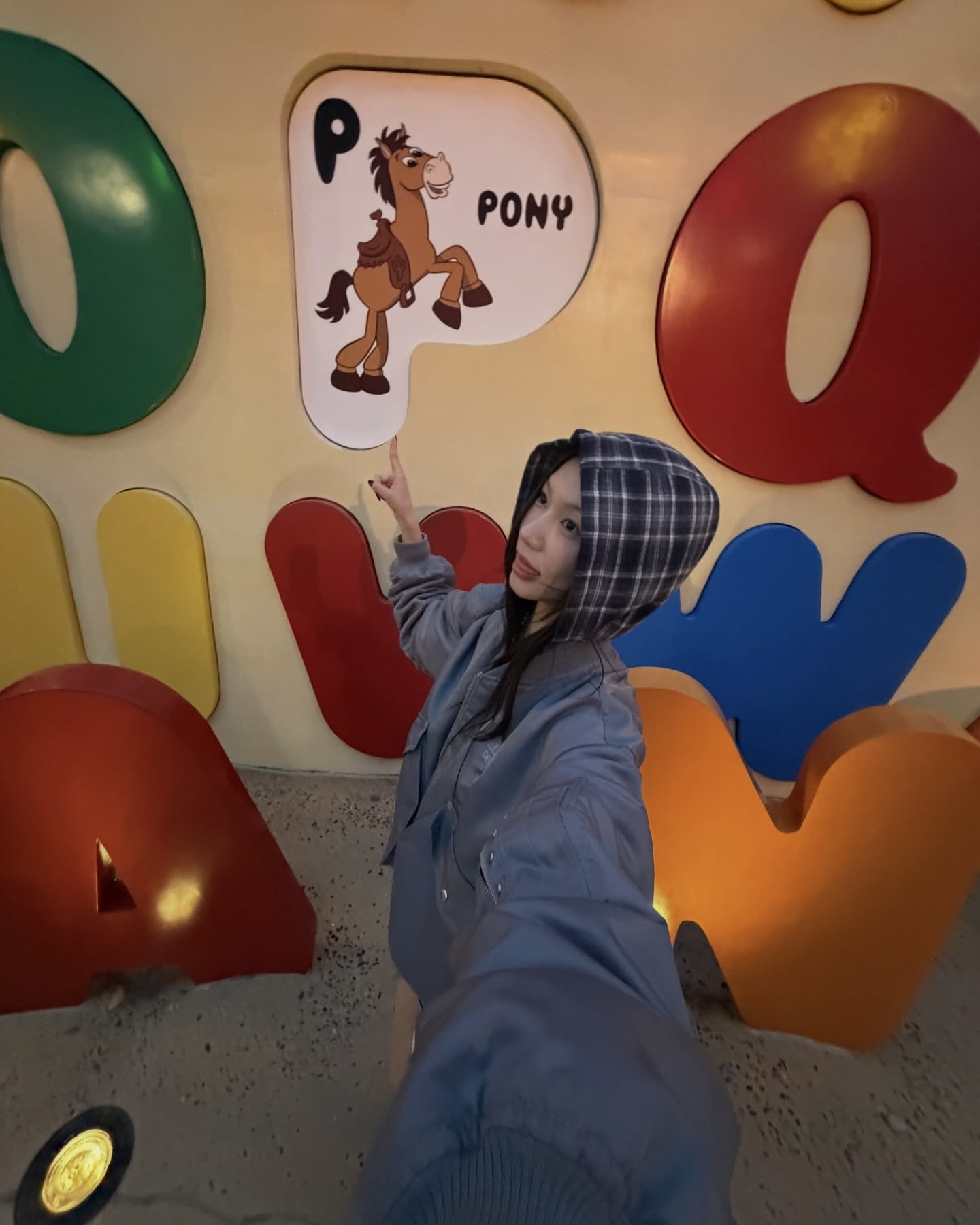 은근히 활용도 높은 봄버💡
캐주얼부터 모던룩까지, 이 자켓 하나로 해결해 봐🩶🖤
봄버 자켓은 짧은 기장과 탄탄한 밴딩으로 허리 라인을 강조하는 디자인이 특징입니다. 지퍼와 포켓 디테일과 넉넉한 소매와 여유로운 실루엣 덕분에 활동적이고 편안하게 착용할 수 있어 다양한 체형에 잘 어울립니다.
데님과 후드티처럼 캐주얼한 옷에 매치해 스트릿한 감성의 꾸안꾸룩을 완성할 수 있고, 셔츠 위에 입어 모던하고 세련된 무드를 연출할 수 있습니다. 시즌마다 변형된 디테일로 트렌디한 포인트를 더할 수 있어, 실용성과 스타일 모두 갖춘 아우터입니다. 이미지9