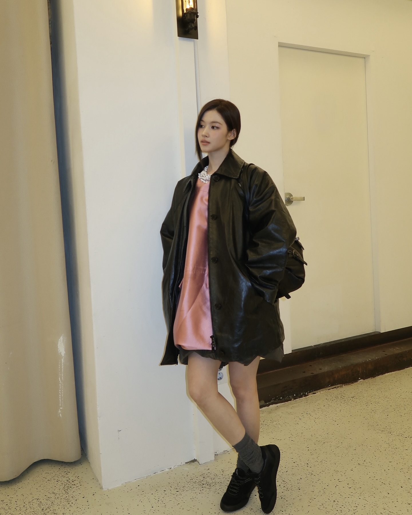 이제 코트는 넣어두세요🤓
봄 코디에 빠질 수 없는 레더자켓🖤💡 지금 꺼내기 딱 좋아!
코트가 무겁게 느껴지기 시작했다면, 레더자켓을 꺼내보세요. 브라운부터 블랙까지 컬러에 따라 다양하게 매치할 수 있는데요. 데님과 매치하면 캐주얼하게, 원피스나 스커트와 매치하면 또 다른 분위기를 낼 수 있습니다.
편하게 입기 좋으면서도 분위기까지 챙길 수 있는 아우터인 만큼, 지금 같은 날씨에 특히 잘 어울리죠. 다가오는 날씨엔 코트는 잠시 넣어두고 레더자켓 코디를 참고해보세요. 이미지3