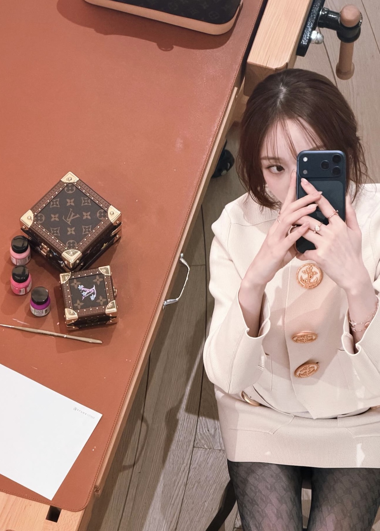 요즘엔 다리도 패션인 거 알죠?😉
레이스 스타킹으로 페미닌, 러블리, 세련미✨🥀 세 박자 완성!!
평소 스타일이 단조롭게 느껴진다면, 레이스 스타킹으로 변화를 줘보세요. 요즘 트렌드는 단순한 스타킹을 넘어 개성을 살리는 디테일과 컬러 조합이 핵심으로 떠오르고 있습니다.
꽃과 리본 등 다양한 패턴과 컬러 디테일이 페미닌한 분위기를 살리면서 룩에 매력을 더합니다. 특히 무채색 코디와 매치하면 시크하고 세련된 무드를 연출할 수 있죠. 이번 시즌, 레이스 스타킹으로 룩에 감각적인 포인트를 더해보세요. 이미지7