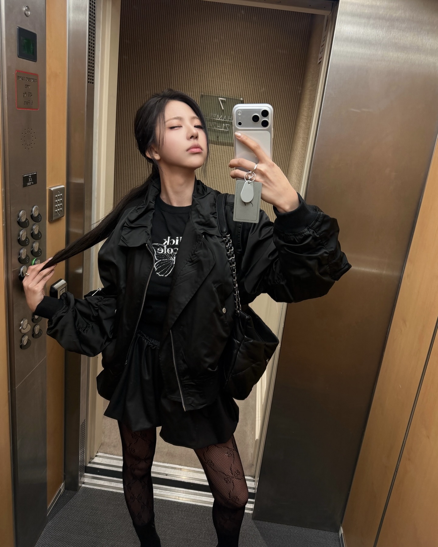 요즘엔 다리도 패션인 거 알죠?😉
레이스 스타킹으로 페미닌, 러블리, 세련미✨🥀 세 박자 완성!!
평소 스타일이 단조롭게 느껴진다면, 레이스 스타킹으로 변화를 줘보세요. 요즘 트렌드는 단순한 스타킹을 넘어 개성을 살리는 디테일과 컬러 조합이 핵심으로 떠오르고 있습니다.
꽃과 리본 등 다양한 패턴과 컬러 디테일이 페미닌한 분위기를 살리면서 룩에 매력을 더합니다. 특히 무채색 코디와 매치하면 시크하고 세련된 무드를 연출할 수 있죠. 이번 시즌, 레이스 스타킹으로 룩에 감각적인 포인트를 더해보세요. 이미지4