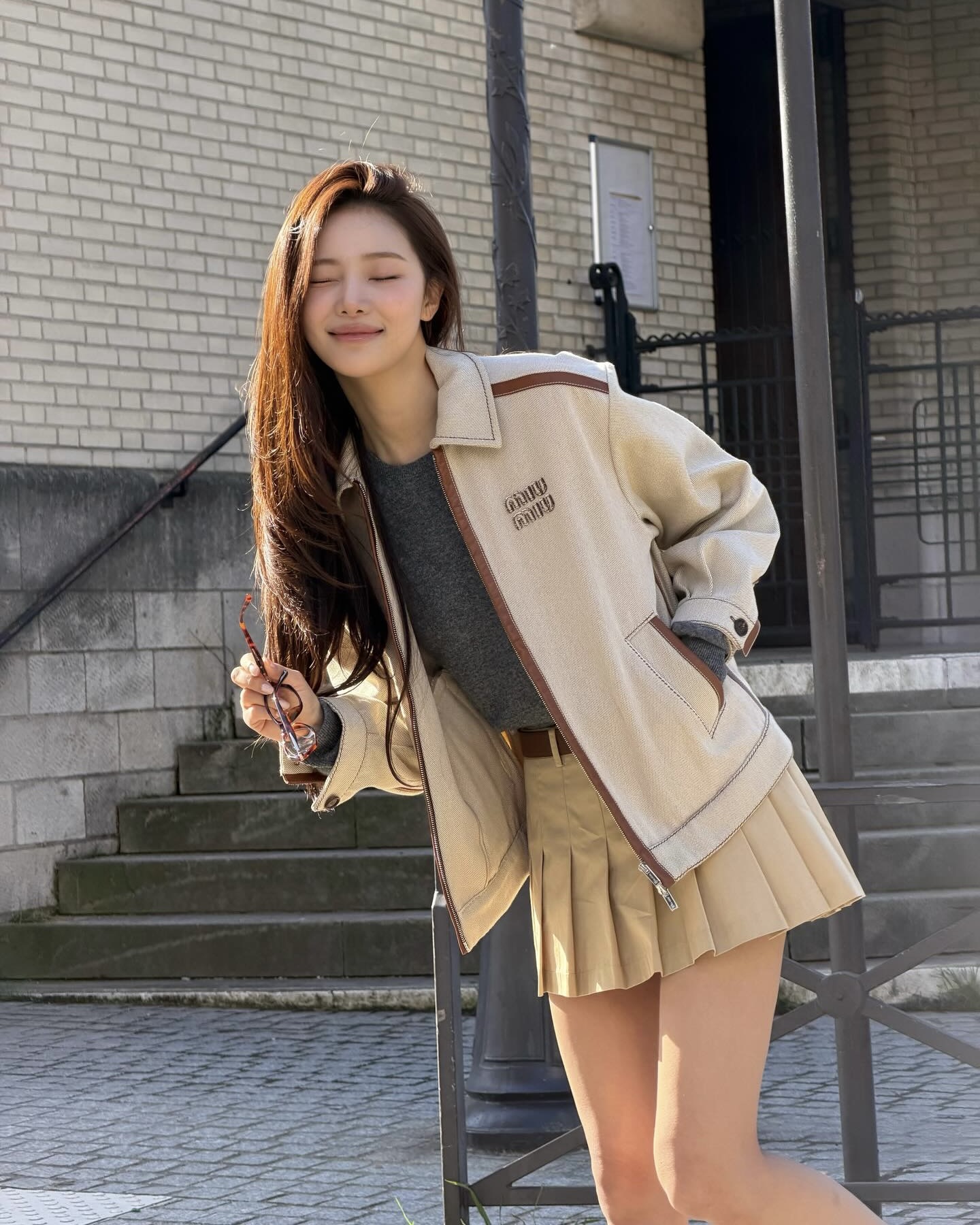 거지존이 고민이라면 모두 주목🧐
길이에 따라 달라지는 레이어드 헤어의 매력✂️💖
분위기부터 다른 레이어드 헤어, 지금 바로 소개해드릴게요.
1. 단발 레이어드 헤어
가볍고 산뜻한 분위기를 내기 좋은 스타일입니다. C컬이나 뻗침 스타일링으로 단정하거나 트렌디한 무드를 연출할 수 있습니다.
2. 중발 레이어드 헤어
자연스러운 층감이 가장 예쁘게 살아나는 길이입니다. S컬이나 빌드펌을 더하면 여성스럽고 분위기 있는 느낌을 낼 수 있습니다.
3. 장발 레이어드 헤어
긴 머리의 무게감은 덜고 풍성한 실루엣은 살려주는 스타일입니다. C컬이나 웨이브를 넣어 다양하게 연출할 수 있습니다. 이미지8