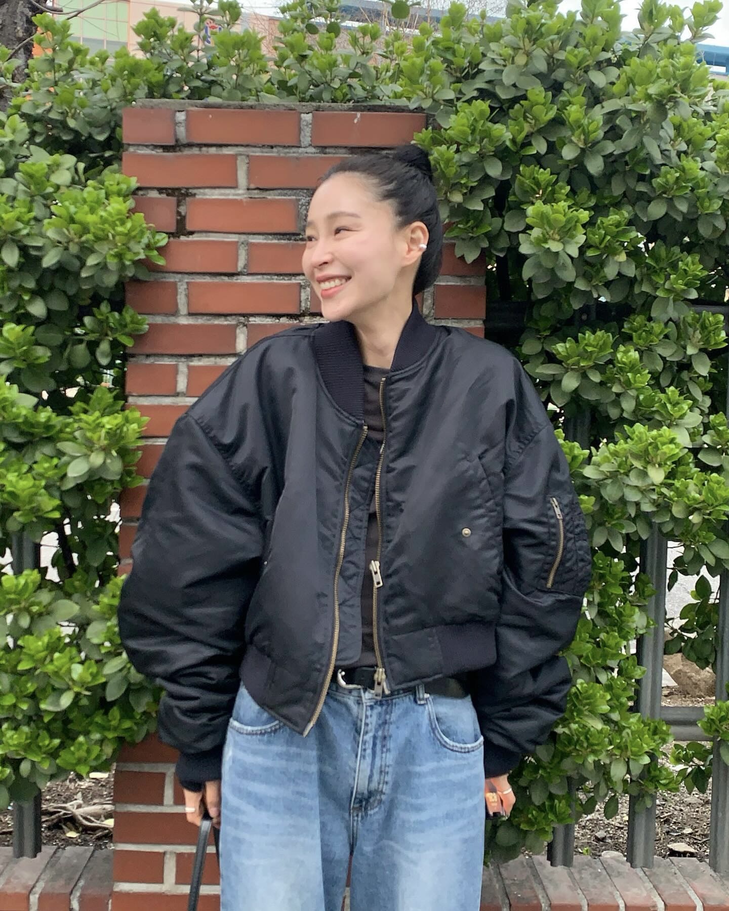 은근히 활용도 높은 봄버💡
캐주얼부터 모던룩까지, 이 자켓 하나로 해결해 봐🩶🖤
봄버 자켓은 짧은 기장과 탄탄한 밴딩으로 허리 라인을 강조하는 디자인이 특징입니다. 지퍼와 포켓 디테일과 넉넉한 소매와 여유로운 실루엣 덕분에 활동적이고 편안하게 착용할 수 있어 다양한 체형에 잘 어울립니다.
데님과 후드티처럼 캐주얼한 옷에 매치해 스트릿한 감성의 꾸안꾸룩을 완성할 수 있고, 셔츠 위에 입어 모던하고 세련된 무드를 연출할 수 있습니다. 시즌마다 변형된 디테일로 트렌디한 포인트를 더할 수 있어, 실용성과 스타일 모두 갖춘 아우터입니다. 이미지4