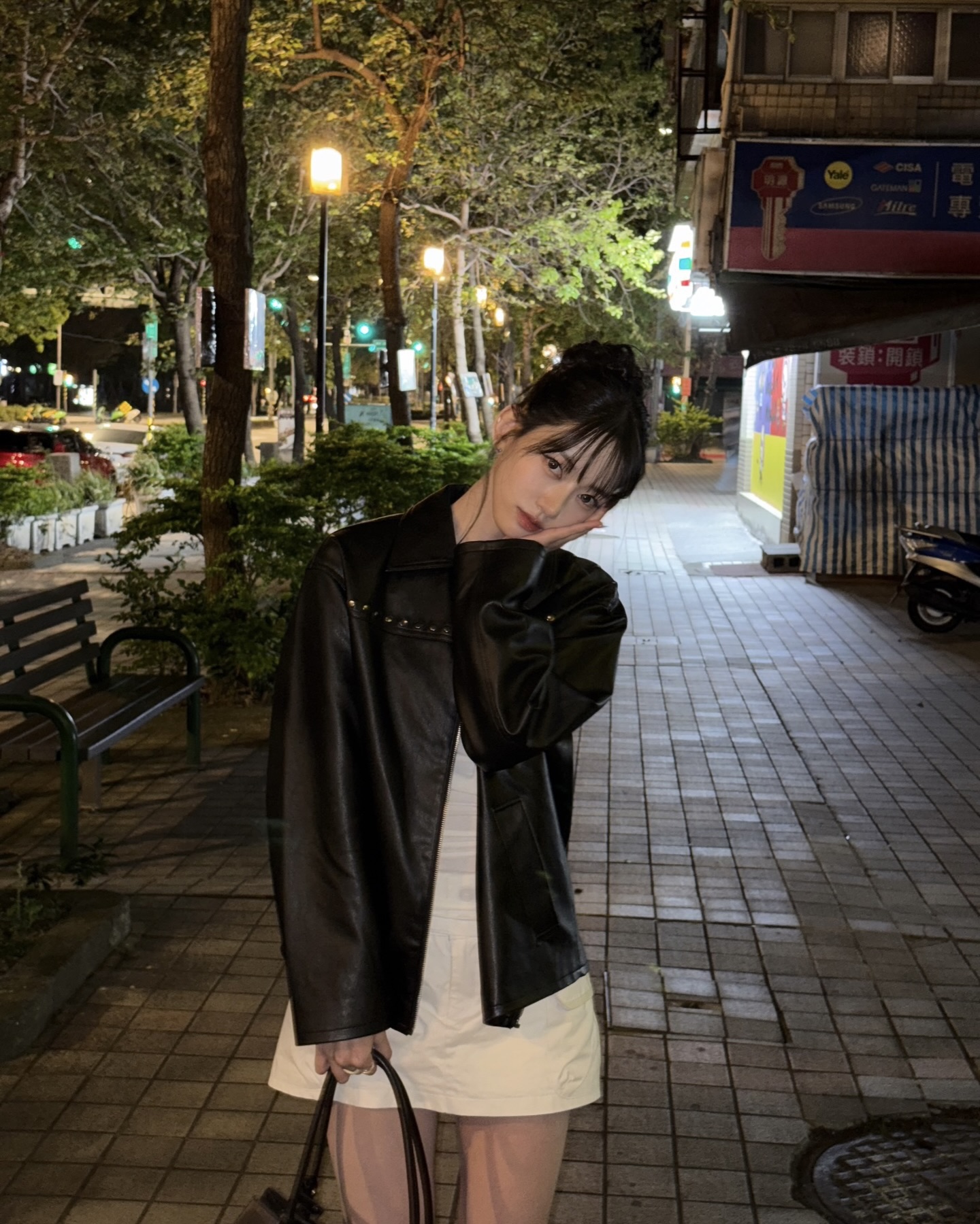 이제 코트는 넣어두세요🤓
봄 코디에 빠질 수 없는 레더자켓🖤💡 지금 꺼내기 딱 좋아!
코트가 무겁게 느껴지기 시작했다면, 레더자켓을 꺼내보세요. 브라운부터 블랙까지 컬러에 따라 다양하게 매치할 수 있는데요. 데님과 매치하면 캐주얼하게, 원피스나 스커트와 매치하면 또 다른 분위기를 낼 수 있습니다.
편하게 입기 좋으면서도 분위기까지 챙길 수 있는 아우터인 만큼, 지금 같은 날씨에 특히 잘 어울리죠. 다가오는 날씨엔 코트는 잠시 넣어두고 레더자켓 코디를 참고해보세요. 이미지5