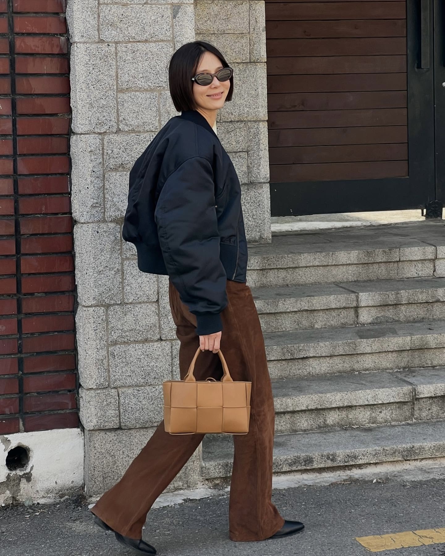 은근히 활용도 높은 봄버💡
캐주얼부터 모던룩까지, 이 자켓 하나로 해결해 봐🩶🖤
봄버 자켓은 짧은 기장과 탄탄한 밴딩으로 허리 라인을 강조하는 디자인이 특징입니다. 지퍼와 포켓 디테일과 넉넉한 소매와 여유로운 실루엣 덕분에 활동적이고 편안하게 착용할 수 있어 다양한 체형에 잘 어울립니다.
데님과 후드티처럼 캐주얼한 옷에 매치해 스트릿한 감성의 꾸안꾸룩을 완성할 수 있고, 셔츠 위에 입어 모던하고 세련된 무드를 연출할 수 있습니다. 시즌마다 변형된 디테일로 트렌디한 포인트를 더할 수 있어, 실용성과 스타일 모두 갖춘 아우터입니다. 이미지7