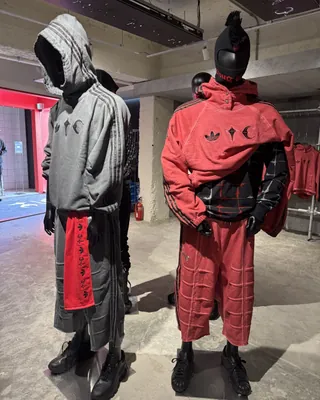 아디다스 x 떠그클럽🏰
세 번째 만남으로 돌아온 26 봄,여름 컬렉션 현장 🖤✨
아디다스 오리지널스가 떠그클럽과 세 번째 협업 컬렉션을 선보이는 비밀 아지트에 다녀왔습니다.
아디다스 풋볼 컬처의 에너지와 떠그클럽의 스트릿 감성을 담은 이번 컬렉션은 슈퍼스타 자켓과 조거팬츠 셋업, 롱슬리브 티셔츠 등 떠그클럽 특유의 스트릿 감성이 제대로 담긴 어패럴 아이템이 가득합니다.
스니커즈 라인업은 올블랙 레더 소재의 슈퍼스타와 아디폼 메가라이드, 아디폼 인피니티 뮬을 선보였습니다. 또한 아카이브 쇼케이스를 비롯해 래플 이벤트, 커스터마이징 서비스 등 다양한 프로그램을 함께 만나볼 수 있습니다.
이번 컬렉션은 3월 25일부터 컨펌드 앱과 아디다스 주요 매장, 떠그클럽에서 발매합니다. 이미지