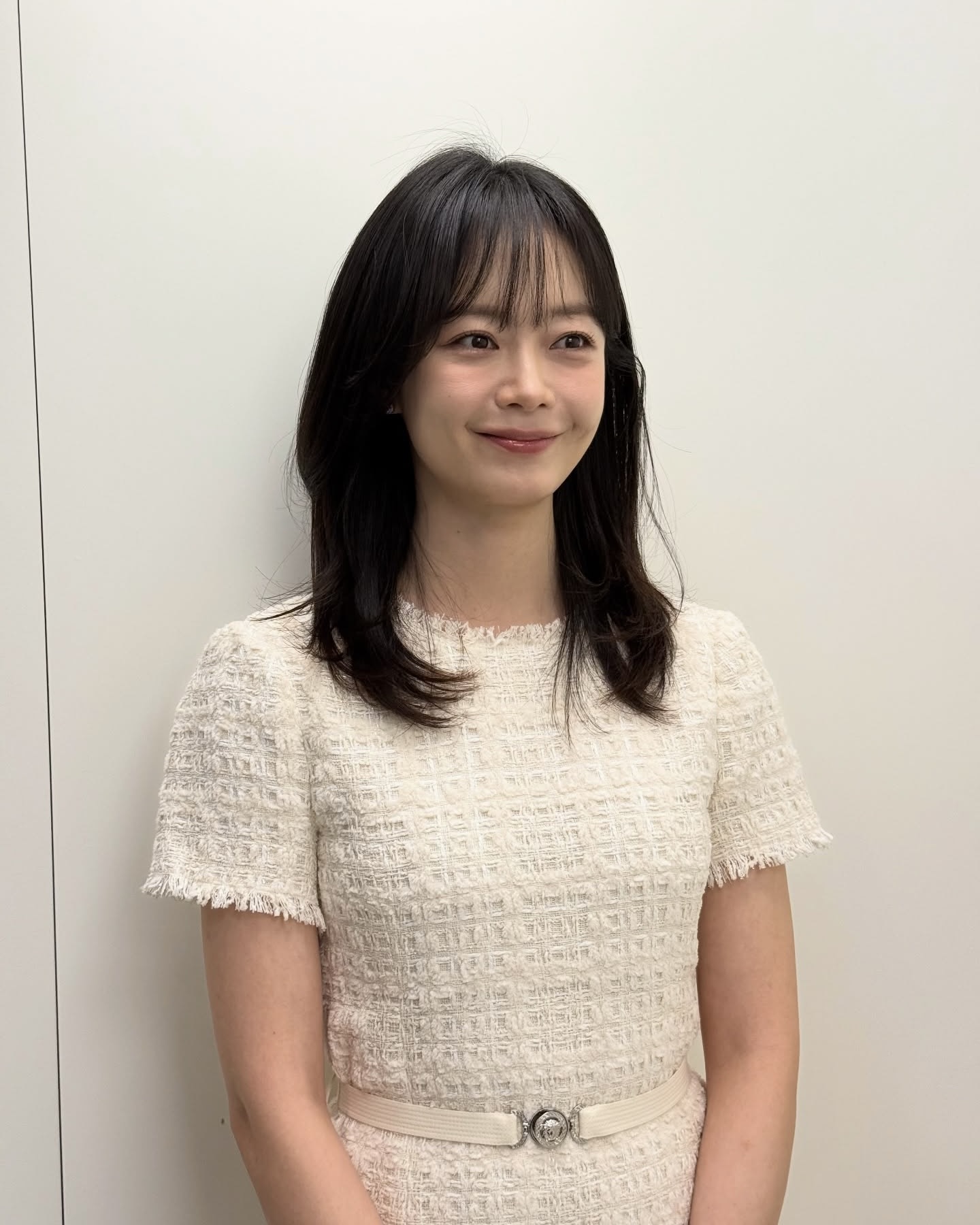 거지존이 고민이라면 모두 주목🧐
길이에 따라 달라지는 레이어드 헤어의 매력✂️💖
분위기부터 다른 레이어드 헤어, 지금 바로 소개해드릴게요.
1. 단발 레이어드 헤어
가볍고 산뜻한 분위기를 내기 좋은 스타일입니다. C컬이나 뻗침 스타일링으로 단정하거나 트렌디한 무드를 연출할 수 있습니다.
2. 중발 레이어드 헤어
자연스러운 층감이 가장 예쁘게 살아나는 길이입니다. S컬이나 빌드펌을 더하면 여성스럽고 분위기 있는 느낌을 낼 수 있습니다.
3. 장발 레이어드 헤어
긴 머리의 무게감은 덜고 풍성한 실루엣은 살려주는 스타일입니다. C컬이나 웨이브를 넣어 다양하게 연출할 수 있습니다. 이미지5