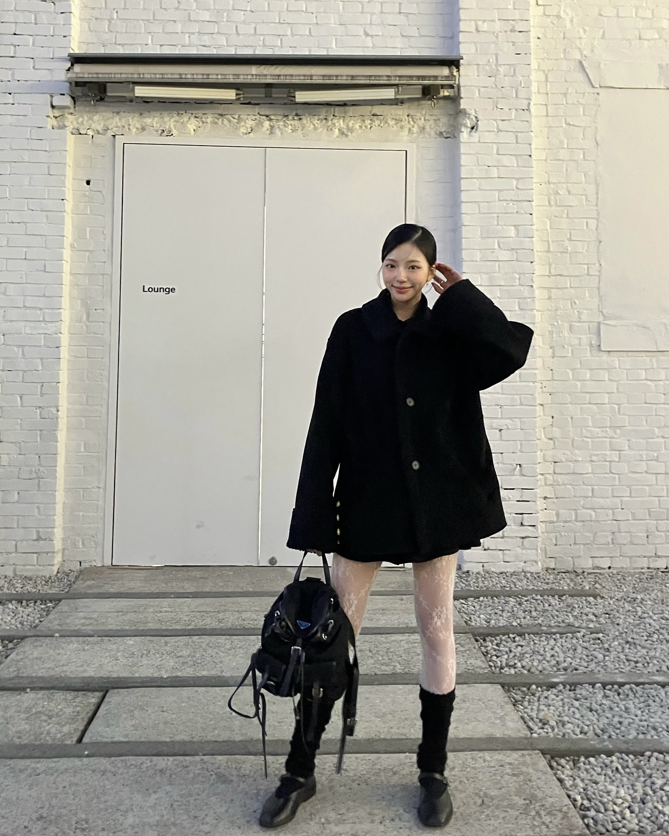 요즘엔 다리도 패션인 거 알죠?😉
레이스 스타킹으로 페미닌, 러블리, 세련미✨🥀 세 박자 완성!!
평소 스타일이 단조롭게 느껴진다면, 레이스 스타킹으로 변화를 줘보세요. 요즘 트렌드는 단순한 스타킹을 넘어 개성을 살리는 디테일과 컬러 조합이 핵심으로 떠오르고 있습니다.
꽃과 리본 등 다양한 패턴과 컬러 디테일이 페미닌한 분위기를 살리면서 룩에 매력을 더합니다. 특히 무채색 코디와 매치하면 시크하고 세련된 무드를 연출할 수 있죠. 이번 시즌, 레이스 스타킹으로 룩에 감각적인 포인트를 더해보세요. 이미지8