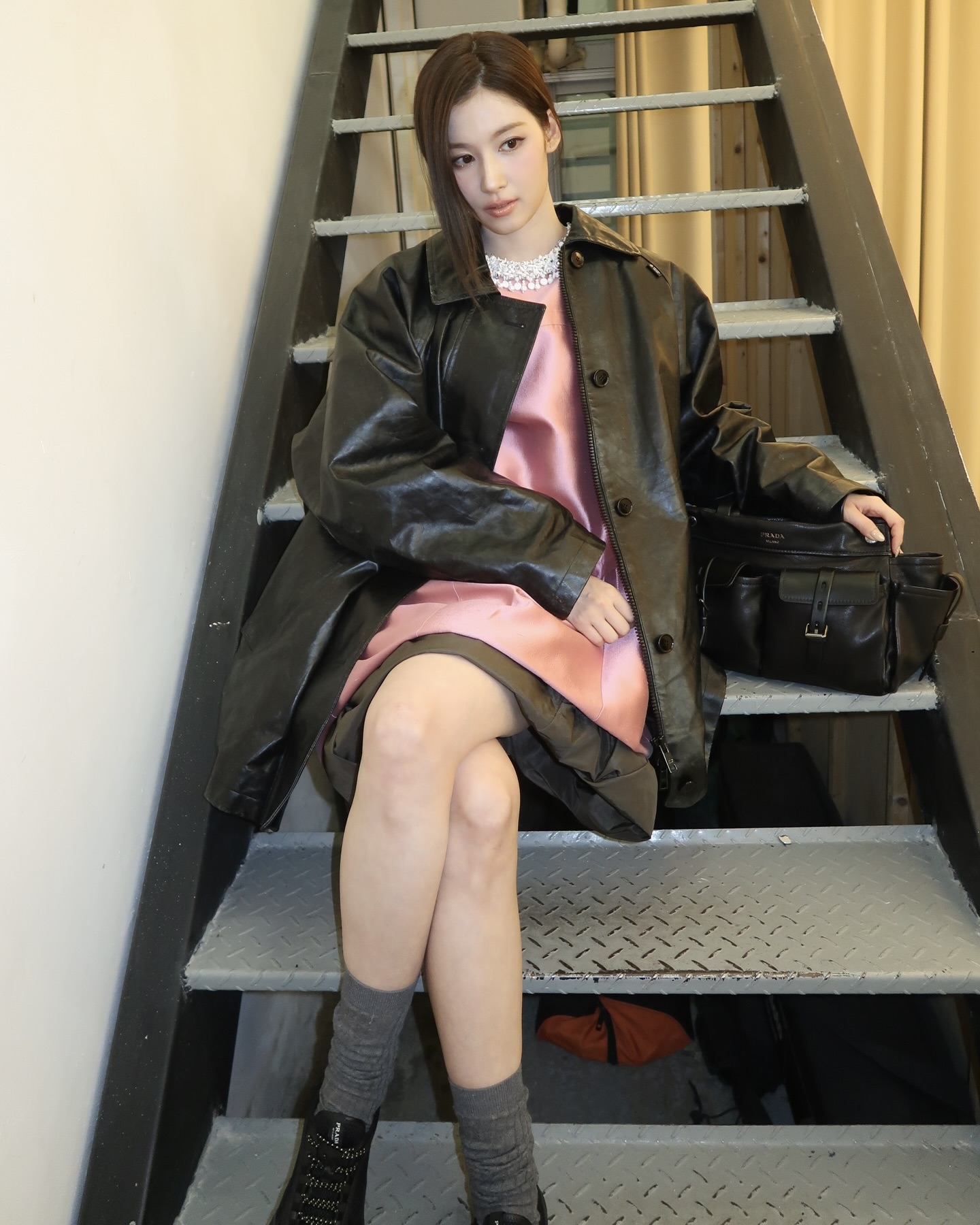 이제 코트는 넣어두세요🤓
봄 코디에 빠질 수 없는 레더자켓🖤💡 지금 꺼내기 딱 좋아!
코트가 무겁게 느껴지기 시작했다면, 레더자켓을 꺼내보세요. 브라운부터 블랙까지 컬러에 따라 다양하게 매치할 수 있는데요. 데님과 매치하면 캐주얼하게, 원피스나 스커트와 매치하면 또 다른 분위기를 낼 수 있습니다.
편하게 입기 좋으면서도 분위기까지 챙길 수 있는 아우터인 만큼, 지금 같은 날씨에 특히 잘 어울리죠. 다가오는 날씨엔 코트는 잠시 넣어두고 레더자켓 코디를 참고해보세요. 이미지4