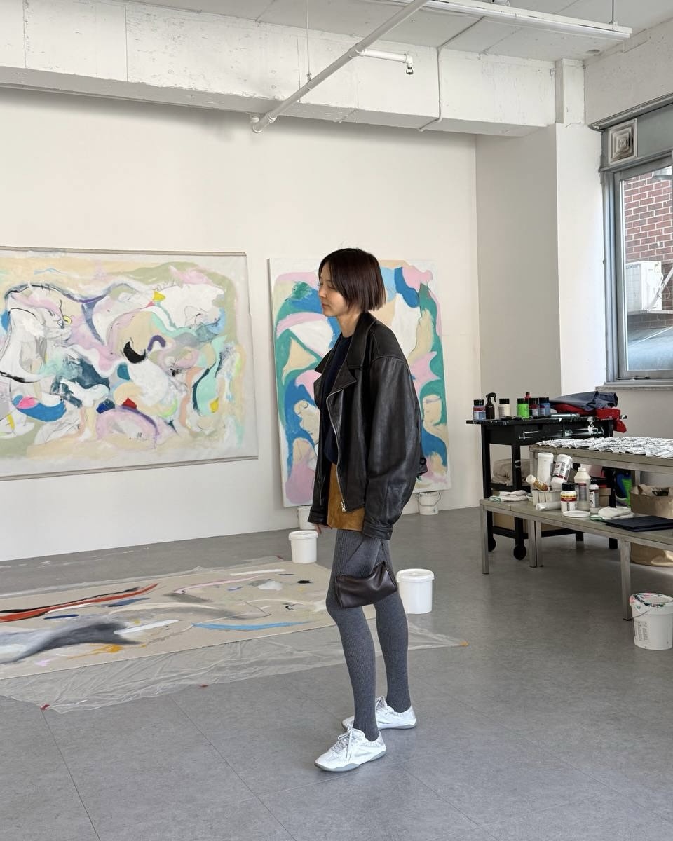 이제 코트는 넣어두세요🤓
봄 코디에 빠질 수 없는 레더자켓🖤💡 지금 꺼내기 딱 좋아!
코트가 무겁게 느껴지기 시작했다면, 레더자켓을 꺼내보세요. 브라운부터 블랙까지 컬러에 따라 다양하게 매치할 수 있는데요. 데님과 매치하면 캐주얼하게, 원피스나 스커트와 매치하면 또 다른 분위기를 낼 수 있습니다.
편하게 입기 좋으면서도 분위기까지 챙길 수 있는 아우터인 만큼, 지금 같은 날씨에 특히 잘 어울리죠. 다가오는 날씨엔 코트는 잠시 넣어두고 레더자켓 코디를 참고해보세요. 이미지7