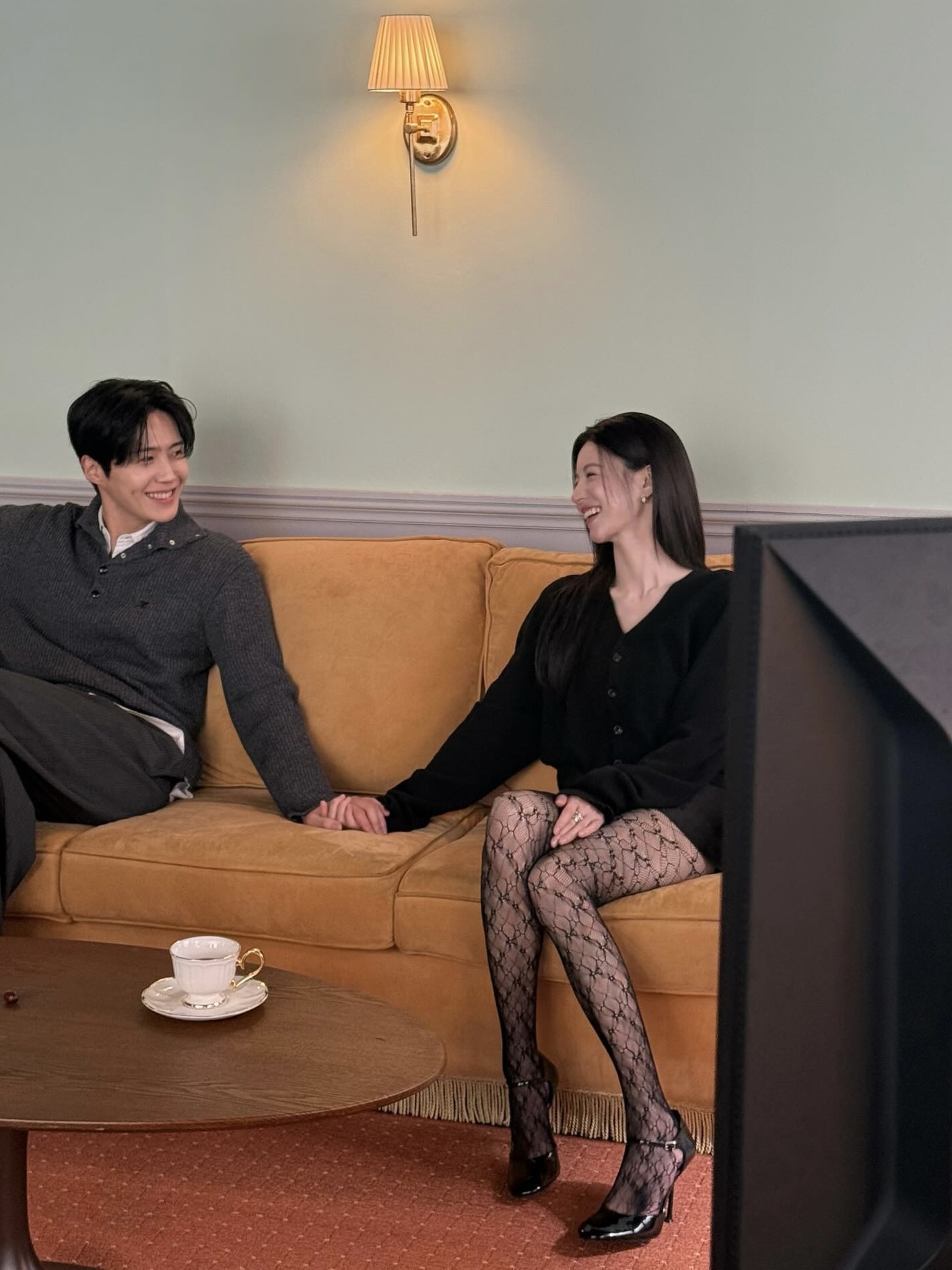 요즘엔 다리도 패션인 거 알죠?😉
레이스 스타킹으로 페미닌, 러블리, 세련미✨🥀 세 박자 완성!!
평소 스타일이 단조롭게 느껴진다면, 레이스 스타킹으로 변화를 줘보세요. 요즘 트렌드는 단순한 스타킹을 넘어 개성을 살리는 디테일과 컬러 조합이 핵심으로 떠오르고 있습니다.
꽃과 리본 등 다양한 패턴과 컬러 디테일이 페미닌한 분위기를 살리면서 룩에 매력을 더합니다. 특히 무채색 코디와 매치하면 시크하고 세련된 무드를 연출할 수 있죠. 이번 시즌, 레이스 스타킹으로 룩에 감각적인 포인트를 더해보세요. 이미지9