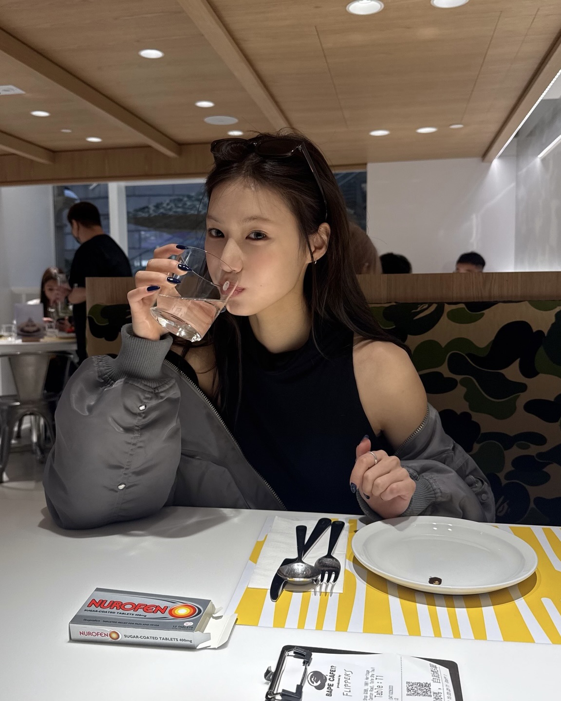 은근히 활용도 높은 봄버💡
캐주얼부터 모던룩까지, 이 자켓 하나로 해결해 봐🩶🖤
봄버 자켓은 짧은 기장과 탄탄한 밴딩으로 허리 라인을 강조하는 디자인이 특징입니다. 지퍼와 포켓 디테일과 넉넉한 소매와 여유로운 실루엣 덕분에 활동적이고 편안하게 착용할 수 있어 다양한 체형에 잘 어울립니다.
데님과 후드티처럼 캐주얼한 옷에 매치해 스트릿한 감성의 꾸안꾸룩을 완성할 수 있고, 셔츠 위에 입어 모던하고 세련된 무드를 연출할 수 있습니다. 시즌마다 변형된 디테일로 트렌디한 포인트를 더할 수 있어, 실용성과 스타일 모두 갖춘 아우터입니다. 이미지6