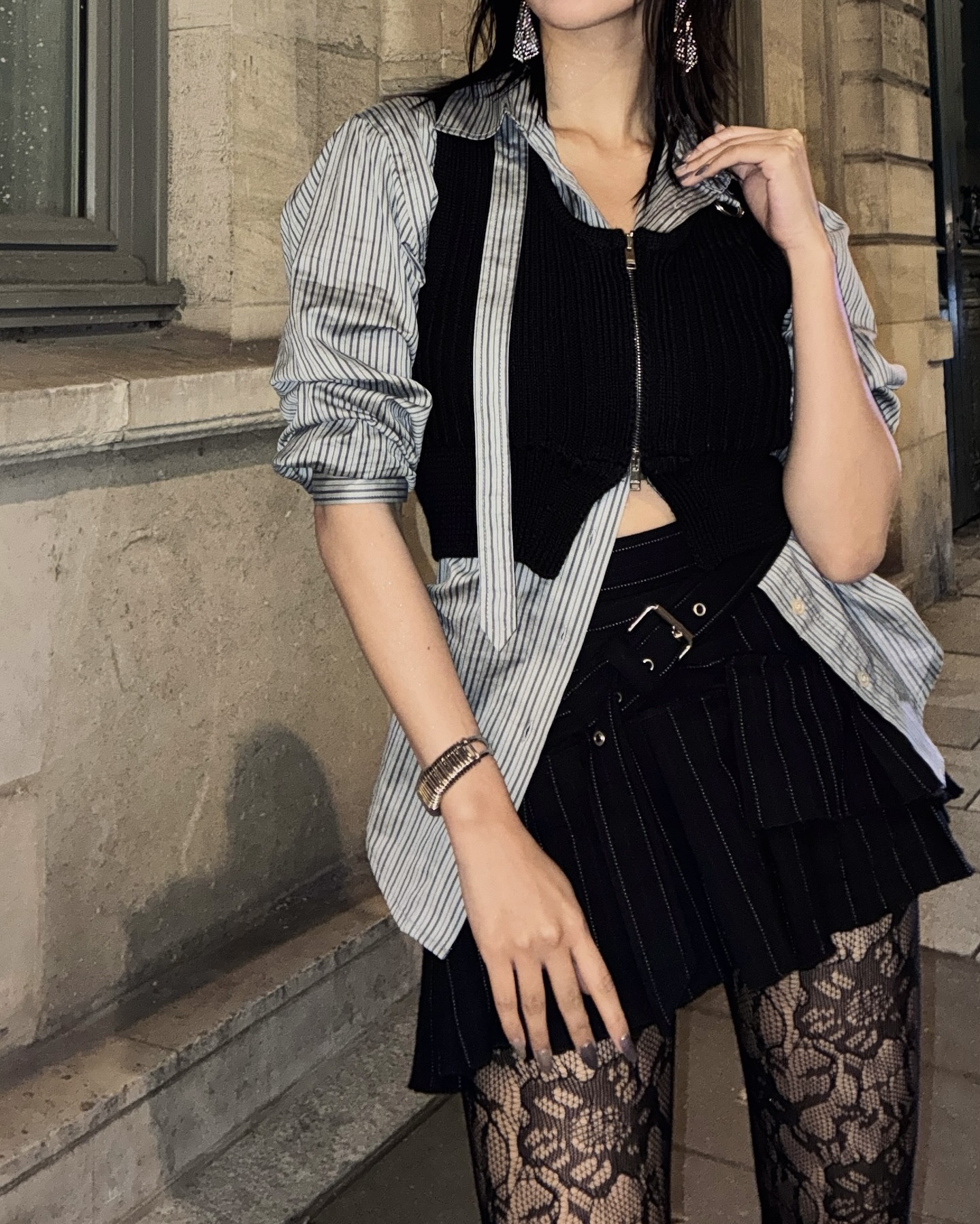 요즘엔 다리도 패션인 거 알죠?😉
레이스 스타킹으로 페미닌, 러블리, 세련미✨🥀 세 박자 완성!!
평소 스타일이 단조롭게 느껴진다면, 레이스 스타킹으로 변화를 줘보세요. 요즘 트렌드는 단순한 스타킹을 넘어 개성을 살리는 디테일과 컬러 조합이 핵심으로 떠오르고 있습니다.
꽃과 리본 등 다양한 패턴과 컬러 디테일이 페미닌한 분위기를 살리면서 룩에 매력을 더합니다. 특히 무채색 코디와 매치하면 시크하고 세련된 무드를 연출할 수 있죠. 이번 시즌, 레이스 스타킹으로 룩에 감각적인 포인트를 더해보세요. 이미지6