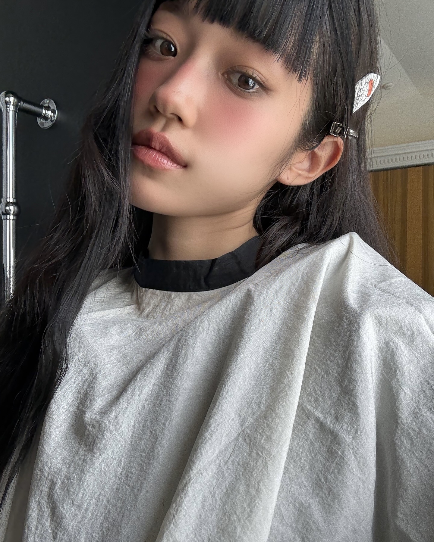 봄맞이 블러셔로 얼굴형 완벽 보정✨
블러셔 위치만 달라도 분위기 180도 변해🧚🏻💡 꿀팁 모아봤어요
얼굴형별 블러셔 위치 4가지, 저장해 두세요.
1. 각진 얼굴
가로 폭이 강조되기 쉬운 각진 얼굴형에는 광대 바깥쪽에서 관자놀이 방향으로 사선으로 올려 세로 라인을 살리는 것이 포인트입니다. 얼굴 폭이 좁아 보이고 인상이 한층 부드러워집니다.
2. 둥근 얼굴
둥근 얼굴형은 광대 바깥쪽에서 관자놀이 방향으로 사선으로 블러셔를 블렌딩해 세로 길이를 강조하는 것이 포인트입니다. 얼굴이 자연스럽게 갸름해 보이며 세련된 이미지를 연출할 수 있습니다.
3. 역삼각형 얼굴
역삼각형 얼굴형은 광대 바깥쪽과 아래쪽을 둥글게 채우듯 블러셔를 발라 하단 볼륨을 보완합니다. 옆으로 넓게 퍼지게 블렌딩하면 시선을 자연스럽게 아래로 분산시킬 수 있습니다.
4. 긴 얼굴
긴 얼굴형은 블러셔를 옆으로 넓게 퍼지게 발라 세로 비율을 줄이는 것이 포인트입니다. 볼 중심에서 코까지 부드럽게 블렌딩하면 얼굴 중앙으로 시선이 모이며 얼굴이 짧아 보이는 효과를 낼 수 있습니다. 이미지8