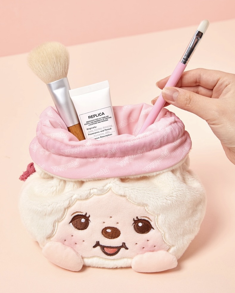 귀여움과 실용성에 두 번 반하는😳
소지품도 몬치치와 함께라면 특별해지니까✨🤎 놓치지마!!
요즘 다양한 곳에서 몬치치를 만나볼 수 있는데요. 텐바이텐 몬치치 스트링 파우치는 3가지 컬러로, 넉넉한 사이즈가 특징입니다. 부드러운 소재와 스트링 디테일을 더해, 끈을 당기면 완성되는 귀여운 꽁지머리가 매력 포인트입니다.
함께 출시된 몬치치 필통은 폭신한 소재와 넉넉한 수납공간으로 학용품부터 화장품, 안경까지 다양하게 보관할 수 있는 실용적인 아이템입니다. 이번 기회에 귀여움과 실용성 모두 갖춘 몬치치 아이템들을 직접 만나보세요.
- 텐바이텐 몬치치 스트링 파우치, 1만 원대
- 텐바이텐 몬치치 필통, 2만 원대 이미지2