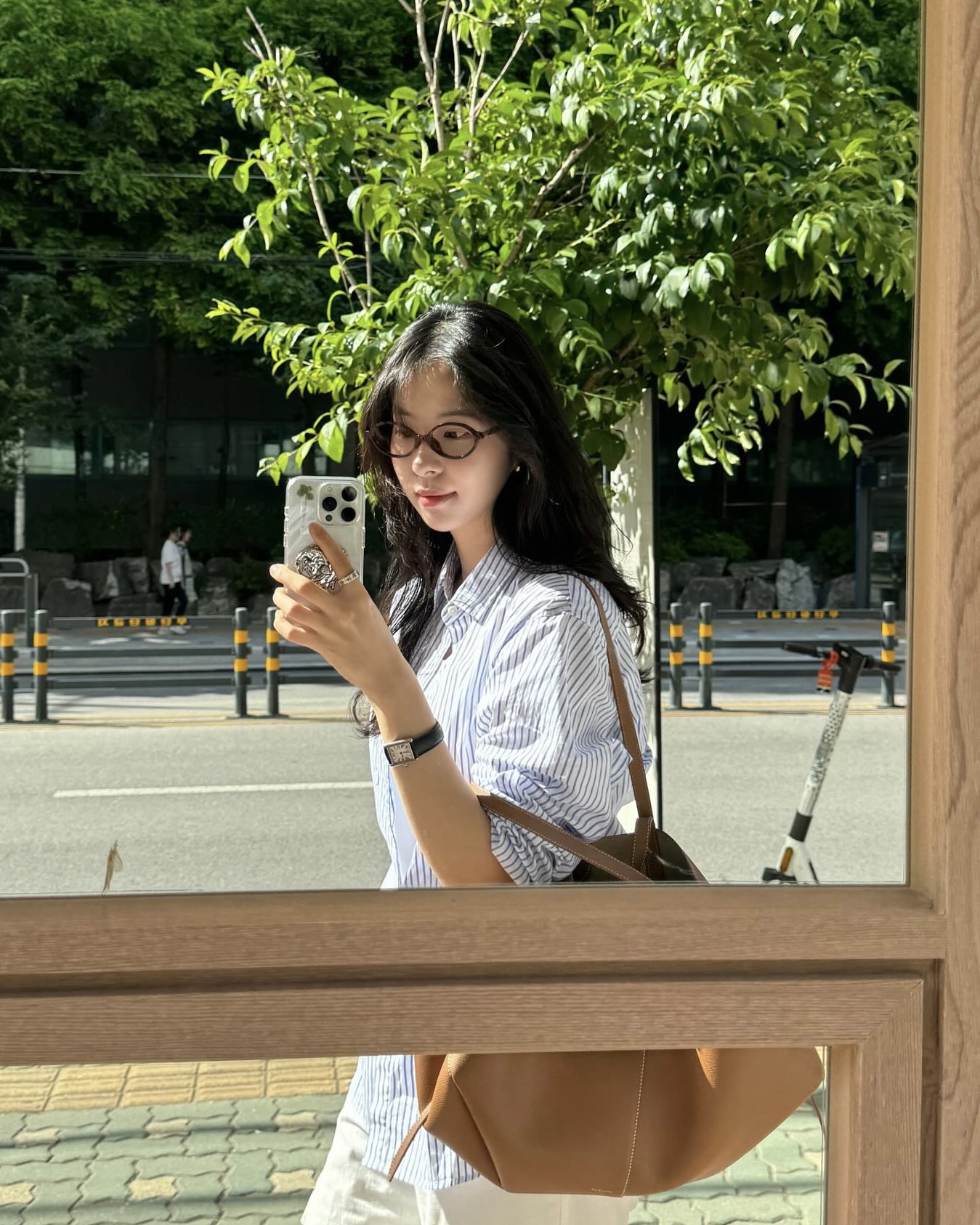 옷이 가벼워질수록 빛나는 효자템✨
서은수 사복에 자주 보인 까르띠에 시계 2가지, 포인트로 딱💁🏻♀️👍🏻
데일리로 착용하기 좋은 서은수 까르띠에 시계 모았습니다.
1. 까르띠에 베누아 워치, 2000만 원대
부드럽게 휘어진 타원형 옐로우 골드 케이스와 바니시 블랙 앨리게이터 가죽 스트랩이 특징인 디자인입니다. 비즈 크라운과 로마 숫자 다이얼, 블루 핸즈 디테일이 더해져 클래식하면서도 여성스러운 무드를 완성합니다.
2. 까르띠에 탱크 머스트 솔라비트 워치, 550만 원대
클래식한 직사각형 케이스와 간결한 다이얼이 돋보이는 아이코닉한 디자인입니다. 실버 마감 다이얼에 로마 숫자와 블루 핸즈 디테일을 더해 단정하면서도 데일리로 착용하기 좋습니다. 이미지4