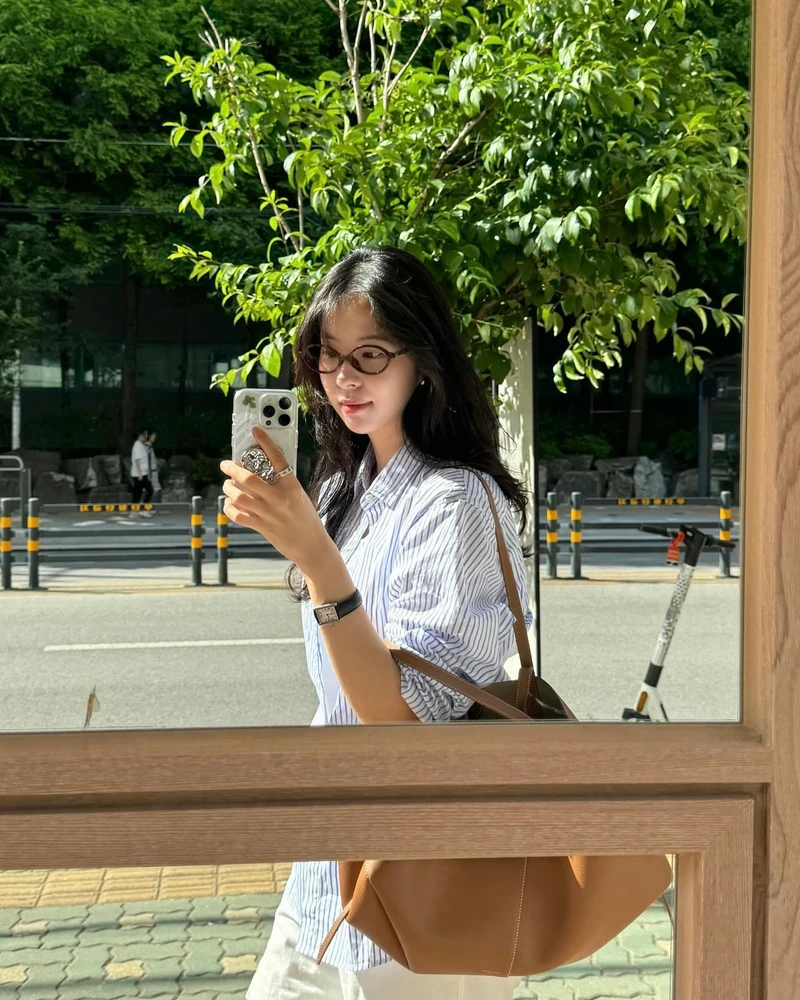 옷이 가벼워질수록 빛나는 효자템✨
서은수 사복에 자주 보인 까르띠에 시계 2가지, 포인트로 딱💁🏻♀️👍🏻
데일리로 착용하기 좋은 서은수 까르띠에 시계 모았습니다.
1. 까르띠에 베누아 워치, 2000만 원대
부드럽게 휘어진 타원형 옐로우 골드 케이스와 바니시 블랙 앨리게이터 가죽 스트랩이 특징인 디자인입니다. 비즈 크라운과 로마 숫자 다이얼, 블루 핸즈 디테일이 더해져 클래식하면서도 여성스러운 무드를 완성합니다.
2. 까르띠에 탱크 머스트 솔라비트 워치, 550만 원대
클래식한 직사각형 케이스와 간결한 다이얼이 돋보이는 아이코닉한 디자인입니다. 실버 마감 다이얼에 로마 숫자와 블루 핸즈 디테일을 더해 단정하면서도 데일리로 착용하기 좋습니다. 이미지4