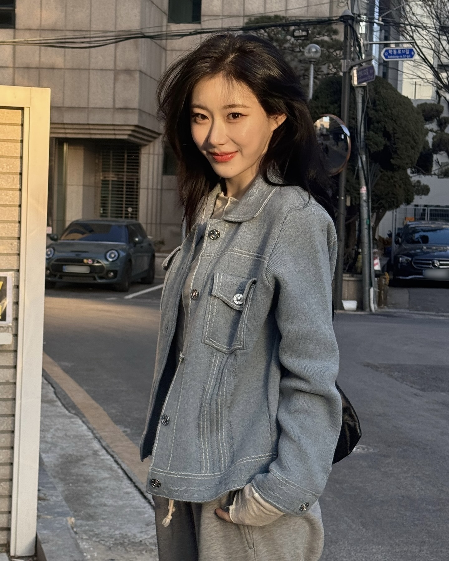 셀럽 픽 이우터 맛집이라고?👀
헤비 아우터는 그만, 가볍고 오래 입을 데일리템은 여기서💁🏻♀️🤍
최근 고윤정부터 채령까지 동일한 자켓을 입었는데요. 바로 브랜드 배리의 시그니처 아이템, 캐시미어와 면 오버사이즈 데님 재킷입니다. 일반 데님과 달리 부드러운 캐시미어 소재를 사용해 오버핏 실루엣에서도 편안한 착용감을 자랑하죠.
여기에 오버스티칭과 포켓 디테일, 금속 단추로 마무리해 심플하면서도 세련된 포인트를 살렸습니다. 미니스커트와 셋업으로 입어 깔끔한 룩을, 조거 팬츠와 매치해 캐주얼한 꾸안꾸룩도 완성할 수 있는 스타일링 활용도 높은 아이템입니다.
- 배리 캐시미어와 면 오버사이즈 데님 재킷, 500만 원대 이미지3