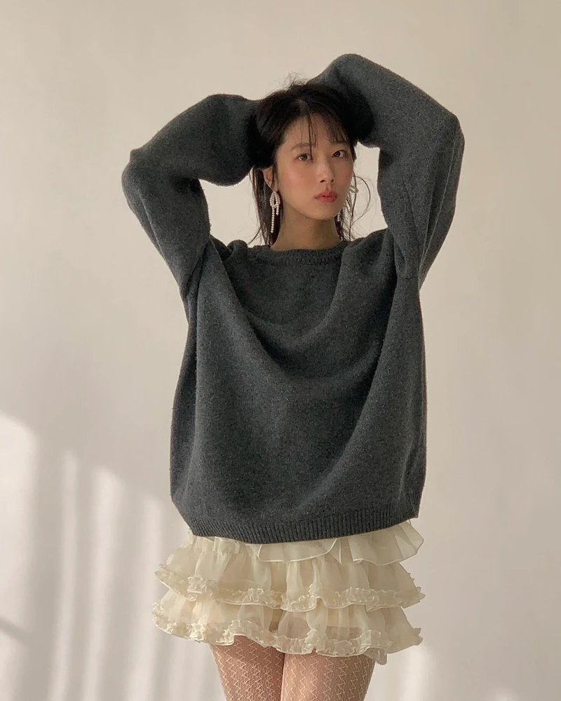 스커트 하나로 분위기 180도 변신✨
과하지 않게, 딱 예쁘게 샤스커트 입는 법 여기서 확인!!🪽👀
종류별 샤스커트 활용법 3가지 참고해 보세요.
1. 샤 미니스커트
미니 샤스커트는 가볍게 퍼지는 텍스처로 풍성한 볼륨과 경쾌한 실루엣을 완성하죠. 프릴 디테일로 입체감을 더하고, 플레어 디자인은 데일리로 활용하기 좋습니다. 블루종이나 니트와 매치해 캐주얼부터 페미닌한 무드까지 다양하게 연출할 수 있죠.
2. 랩 디테일 샤스커트
허리를 감싸는 랩 디자인으로 체형에 맞게 조절이 가능해 슬림한 라인을 연출합니다. 한쪽으로 떨어지는 디테일이 포인트가 되어 페미닌하면서도 세련된 분위기를 더하죠. 특히 셔츠 위에 레이어드하면 감각적인 룩을 완성할 수 있습니다.
3. 샤 롱스커트
맥시 샤 스커트는 가볍게 흐르는 텍스처로 우아하고 여성스러운 실루엣을 강조합니다. 과하지 않은 볼륨감으로 부담 없이 착용할 수 있으며, 가디건이나 니트와 매치하면 부드럽고 내추럴한 무드를 완성할 수 있습니다. 이미지4