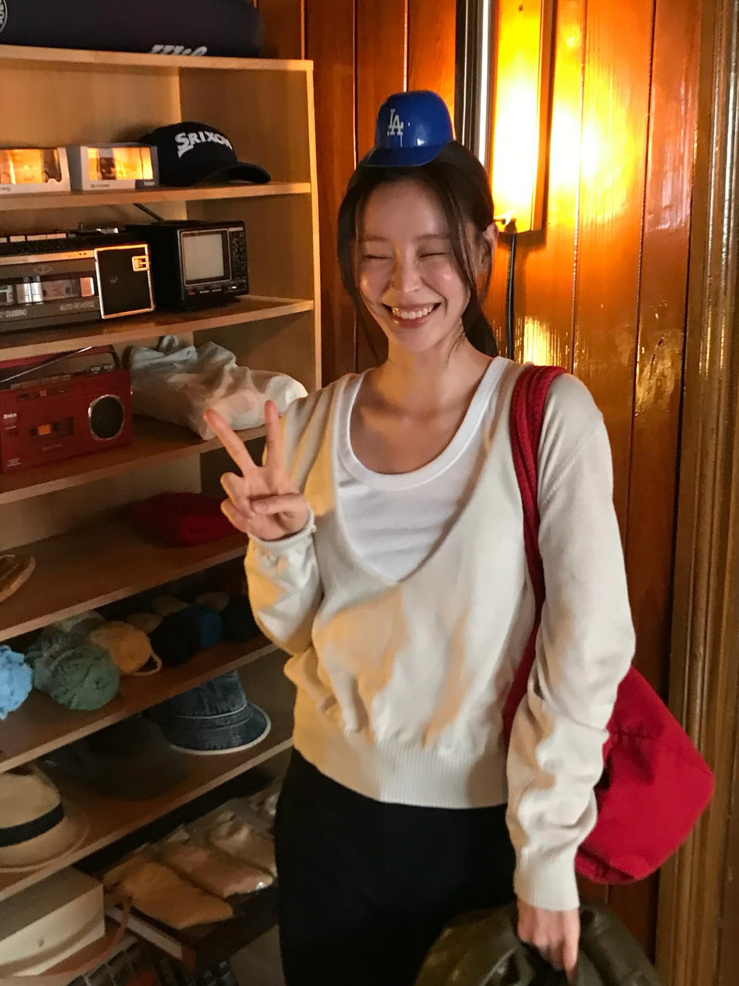 기본 니트도 이렇게 입어봐🌷
무지티나 슬리브리스 하나 더하면 레이어드 완성✨🤍 이미지2