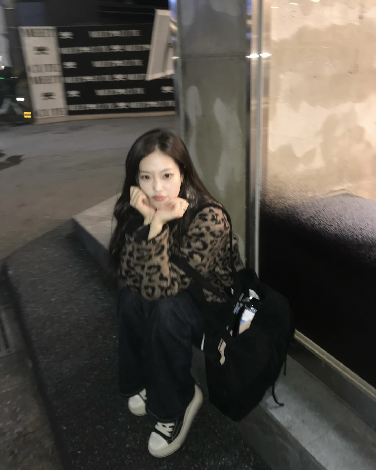 최희진의 자라 5만 원대 가디건🤎
레오파드 패턴 하나로 심심한 간절기 룩에 포인트 주기✨🐾
요즘 같은 날씨에 가볍게 걸치기 좋은 포인트 아우터를 찾고 있다면, 레오파드 가디건을 걸쳐보세요. 슬리브리스와 와이드 데님에 툭 걸치기만 해도 포인트를 더해주는데요.
최희진처럼 가디건에 빅백 하나만 매치해도 간절기 데일리 룩으로 활용하기 좋은 아이템이죠. 가볍게 입기 좋은 가디건 찾는다면, 자라의 가디건 코디 참고해보세요.
- 자라 애니멀 자카드 니트 재킷, 5만 원대 이미지3