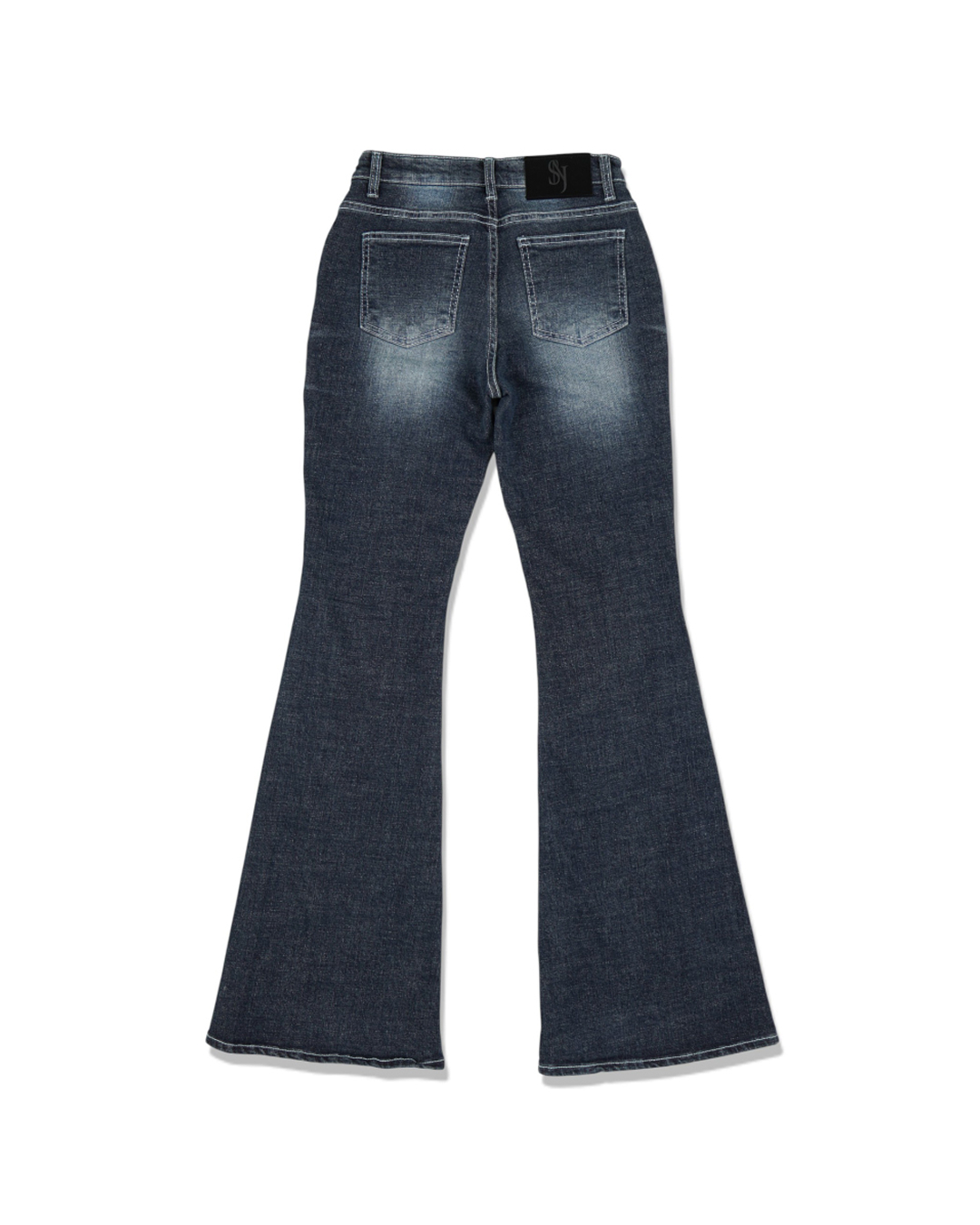 카리나 코디에 빠지지 않는 바지??💙
골반부터 다리 라인까지 완벽 커버하는 부츠컷 데님 참고해 보자✨🪄
카리나가 착용한 부츠컷 데님 팬츠 2가지 모았습니다.
1. 카인다미 골반볼륨업 중진청 절개 와이드 부츠컷, 7만 원대
자체 개발한 골반 패드가 내장되어 라인을 자연스럽게 보완하고, 핀턱과 사선 워싱으로 입체적인 핏을 살린 와이드 부츠컷 데님 팬츠입니다. 세로 슬러브 워싱으로 다리가 길어 보이면서도 빈티지하고 페미닌한 무드를 연출할 수 있는 아이템이죠.
2. 시너진 캣 워싱 데님 팬츠, 10만 원대
주름진 캣 워싱이 돋보이는 미디 웨이스트 부츠컷 팬츠로, 적당한 신축성으로 힙과 허리를 자연스럽게 잡아줍니다. 아래로 갈수록 퍼지는 부츠컷 실루엣과 세로 워싱 디테일이 다리를 길어 보이게 하며, 캐주얼하면서도 세련된 스타일을 완성하죠. 이미지8