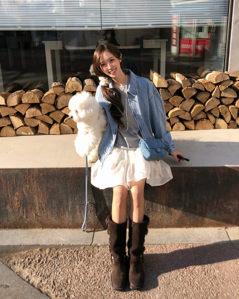 스커트 하나로 분위기 180도 변신✨
과하지 않게, 딱 예쁘게 샤스커트 입는 법 여기서 확인!!🪽👀
종류별 샤스커트 활용법 3가지 참고해 보세요.
1. 샤 미니스커트
미니 샤스커트는 가볍게 퍼지는 텍스처로 풍성한 볼륨과 경쾌한 실루엣을 완성하죠. 프릴 디테일로 입체감을 더하고, 플레어 디자인은 데일리로 활용하기 좋습니다. 블루종이나 니트와 매치해 캐주얼부터 페미닌한 무드까지 다양하게 연출할 수 있죠.
2. 랩 디테일 샤스커트
허리를 감싸는 랩 디자인으로 체형에 맞게 조절이 가능해 슬림한 라인을 연출합니다. 한쪽으로 떨어지는 디테일이 포인트가 되어 페미닌하면서도 세련된 분위기를 더하죠. 특히 셔츠 위에 레이어드하면 감각적인 룩을 완성할 수 있습니다.
3. 샤 롱스커트
맥시 샤 스커트는 가볍게 흐르는 텍스처로 우아하고 여성스러운 실루엣을 강조합니다. 과하지 않은 볼륨감으로 부담 없이 착용할 수 있으며, 가디건이나 니트와 매치하면 부드럽고 내추럴한 무드를 완성할 수 있습니다. 이미지3