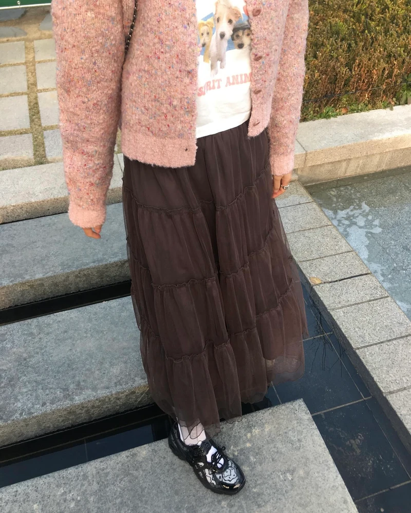 스커트 하나로 분위기 180도 변신✨
과하지 않게, 딱 예쁘게 샤스커트 입는 법 여기서 확인!!🪽👀
종류별 샤스커트 활용법 3가지 참고해 보세요.
1. 샤 미니스커트
미니 샤스커트는 가볍게 퍼지는 텍스처로 풍성한 볼륨과 경쾌한 실루엣을 완성하죠. 프릴 디테일로 입체감을 더하고, 플레어 디자인은 데일리로 활용하기 좋습니다. 블루종이나 니트와 매치해 캐주얼부터 페미닌한 무드까지 다양하게 연출할 수 있죠.
2. 랩 디테일 샤스커트
허리를 감싸는 랩 디자인으로 체형에 맞게 조절이 가능해 슬림한 라인을 연출합니다. 한쪽으로 떨어지는 디테일이 포인트가 되어 페미닌하면서도 세련된 분위기를 더하죠. 특히 셔츠 위에 레이어드하면 감각적인 룩을 완성할 수 있습니다.
3. 샤 롱스커트
맥시 샤 스커트는 가볍게 흐르는 텍스처로 우아하고 여성스러운 실루엣을 강조합니다. 과하지 않은 볼륨감으로 부담 없이 착용할 수 있으며, 가디건이나 니트와 매치하면 부드럽고 내추럴한 무드를 완성할 수 있습니다. 이미지7