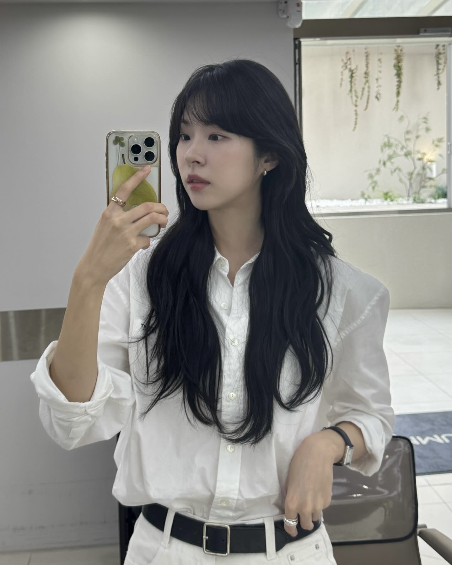 옷이 가벼워질수록 빛나는 효자템✨
서은수 사복에 자주 보인 까르띠에 시계 2가지, 포인트로 딱💁🏻♀️👍🏻
데일리로 착용하기 좋은 서은수 까르띠에 시계 모았습니다.
1. 까르띠에 베누아 워치, 2000만 원대
부드럽게 휘어진 타원형 옐로우 골드 케이스와 바니시 블랙 앨리게이터 가죽 스트랩이 특징인 디자인입니다. 비즈 크라운과 로마 숫자 다이얼, 블루 핸즈 디테일이 더해져 클래식하면서도 여성스러운 무드를 완성합니다.
2. 까르띠에 탱크 머스트 솔라비트 워치, 550만 원대
클래식한 직사각형 케이스와 간결한 다이얼이 돋보이는 아이코닉한 디자인입니다. 실버 마감 다이얼에 로마 숫자와 블루 핸즈 디테일을 더해 단정하면서도 데일리로 착용하기 좋습니다. 이미지7