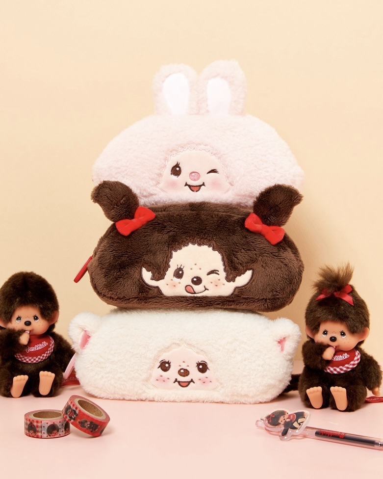 귀여움과 실용성에 두 번 반하는😳
소지품도 몬치치와 함께라면 특별해지니까✨🤎 놓치지마!!
요즘 다양한 곳에서 몬치치를 만나볼 수 있는데요. 텐바이텐 몬치치 스트링 파우치는 3가지 컬러로, 넉넉한 사이즈가 특징입니다. 부드러운 소재와 스트링 디테일을 더해, 끈을 당기면 완성되는 귀여운 꽁지머리가 매력 포인트입니다.
함께 출시된 몬치치 필통은 폭신한 소재와 넉넉한 수납공간으로 학용품부터 화장품, 안경까지 다양하게 보관할 수 있는 실용적인 아이템입니다. 이번 기회에 귀여움과 실용성 모두 갖춘 몬치치 아이템들을 직접 만나보세요.
- 텐바이텐 몬치치 스트링 파우치, 1만 원대
- 텐바이텐 몬치치 필통, 2만 원대 이미지6