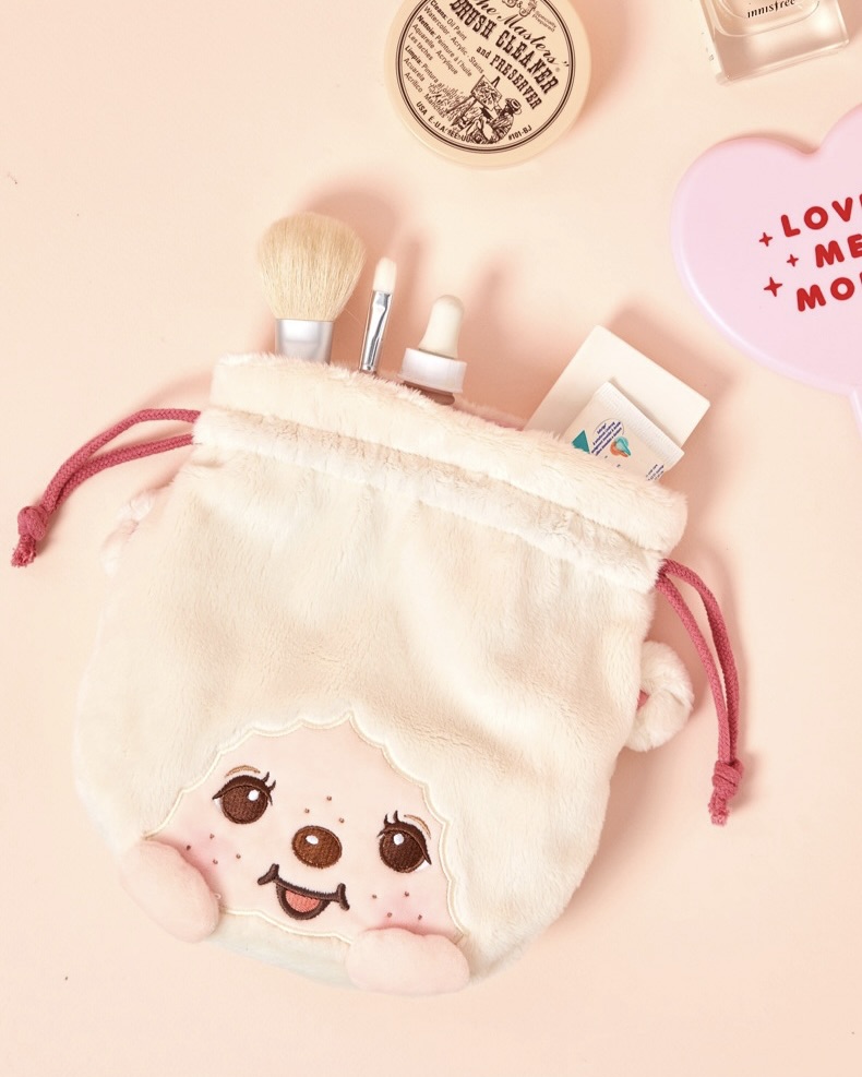 귀여움과 실용성에 두 번 반하는😳
소지품도 몬치치와 함께라면 특별해지니까✨🤎 놓치지마!!
요즘 다양한 곳에서 몬치치를 만나볼 수 있는데요. 텐바이텐 몬치치 스트링 파우치는 3가지 컬러로, 넉넉한 사이즈가 특징입니다. 부드러운 소재와 스트링 디테일을 더해, 끈을 당기면 완성되는 귀여운 꽁지머리가 매력 포인트입니다.
함께 출시된 몬치치 필통은 폭신한 소재와 넉넉한 수납공간으로 학용품부터 화장품, 안경까지 다양하게 보관할 수 있는 실용적인 아이템입니다. 이번 기회에 귀여움과 실용성 모두 갖춘 몬치치 아이템들을 직접 만나보세요.
- 텐바이텐 몬치치 스트링 파우치, 1만 원대
- 텐바이텐 몬치치 필통, 2만 원대 이미지5