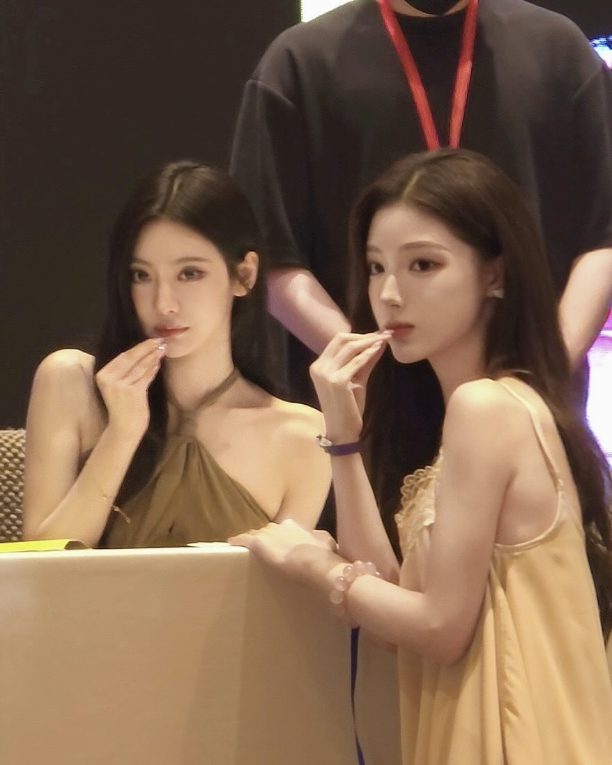 예쁜 사람 옆에 예쁜 사람?!👑
한가인 유튜브 출연한 중국 왕홍 백설, 눈 둘 곳이 없어👀💛
에스파 닝닝의 팬으로 알려진 중국 왕홍 백설이 한가인 유튜브에 출연해 화제를 모았습니다. 1996년생인 백설은 또렷한 이목구비와 분위기 있는 비주얼로 시선을 끌며, 이미 에스파 못지않은 외모로 주목받아온 인물이죠.
비주얼과 분위기, 한국어 실력까지 고루 갖춘 백설은 닝닝 팬으로서의 화제성은 물론, 한가인과의 조합으로도 보는 재미를 더했습니다. 이미지2