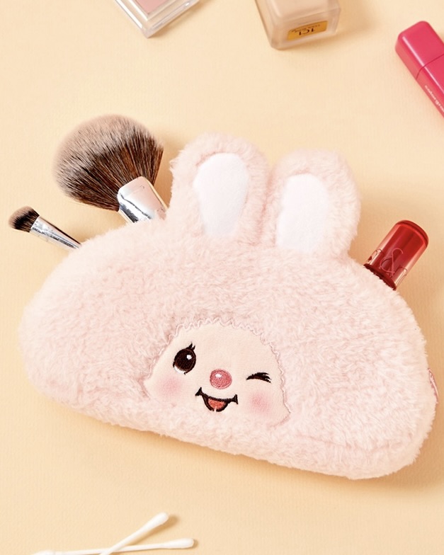 귀여움과 실용성에 두 번 반하는😳
소지품도 몬치치와 함께라면 특별해지니까✨🤎 놓치지마!!
요즘 다양한 곳에서 몬치치를 만나볼 수 있는데요. 텐바이텐 몬치치 스트링 파우치는 3가지 컬러로, 넉넉한 사이즈가 특징입니다. 부드러운 소재와 스트링 디테일을 더해, 끈을 당기면 완성되는 귀여운 꽁지머리가 매력 포인트입니다.
함께 출시된 몬치치 필통은 폭신한 소재와 넉넉한 수납공간으로 학용품부터 화장품, 안경까지 다양하게 보관할 수 있는 실용적인 아이템입니다. 이번 기회에 귀여움과 실용성 모두 갖춘 몬치치 아이템들을 직접 만나보세요.
- 텐바이텐 몬치치 스트링 파우치, 1만 원대
- 텐바이텐 몬치치 필통, 2만 원대 이미지8