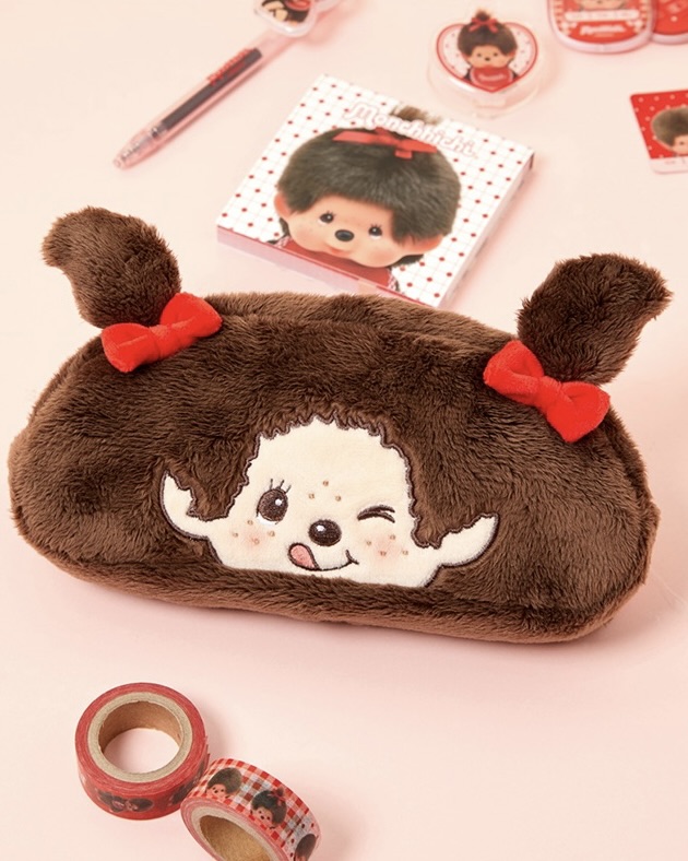 귀여움과 실용성에 두 번 반하는😳
소지품도 몬치치와 함께라면 특별해지니까✨🤎 놓치지마!!
요즘 다양한 곳에서 몬치치를 만나볼 수 있는데요. 텐바이텐 몬치치 스트링 파우치는 3가지 컬러로, 넉넉한 사이즈가 특징입니다. 부드러운 소재와 스트링 디테일을 더해, 끈을 당기면 완성되는 귀여운 꽁지머리가 매력 포인트입니다.
함께 출시된 몬치치 필통은 폭신한 소재와 넉넉한 수납공간으로 학용품부터 화장품, 안경까지 다양하게 보관할 수 있는 실용적인 아이템입니다. 이번 기회에 귀여움과 실용성 모두 갖춘 몬치치 아이템들을 직접 만나보세요.
- 텐바이텐 몬치치 스트링 파우치, 1만 원대
- 텐바이텐 몬치치 필통, 2만 원대 이미지7