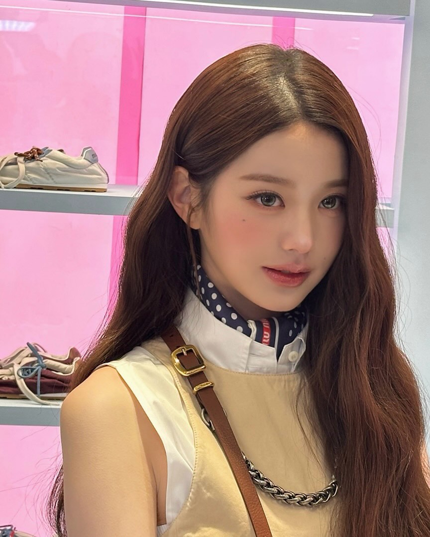 봄맞이 블러셔로 얼굴형 완벽 보정✨
블러셔 위치만 달라도 분위기 180도 변해🧚🏻💡 꿀팁 모아봤어요
얼굴형별 블러셔 위치 4가지, 저장해 두세요.
1. 각진 얼굴
가로 폭이 강조되기 쉬운 각진 얼굴형에는 광대 바깥쪽에서 관자놀이 방향으로 사선으로 올려 세로 라인을 살리는 것이 포인트입니다. 얼굴 폭이 좁아 보이고 인상이 한층 부드러워집니다.
2. 둥근 얼굴
둥근 얼굴형은 광대 바깥쪽에서 관자놀이 방향으로 사선으로 블러셔를 블렌딩해 세로 길이를 강조하는 것이 포인트입니다. 얼굴이 자연스럽게 갸름해 보이며 세련된 이미지를 연출할 수 있습니다.
3. 역삼각형 얼굴
역삼각형 얼굴형은 광대 바깥쪽과 아래쪽을 둥글게 채우듯 블러셔를 발라 하단 볼륨을 보완합니다. 옆으로 넓게 퍼지게 블렌딩하면 시선을 자연스럽게 아래로 분산시킬 수 있습니다.
4. 긴 얼굴
긴 얼굴형은 블러셔를 옆으로 넓게 퍼지게 발라 세로 비율을 줄이는 것이 포인트입니다. 볼 중심에서 코까지 부드럽게 블렌딩하면 얼굴 중앙으로 시선이 모이며 얼굴이 짧아 보이는 효과를 낼 수 있습니다. 이미지5