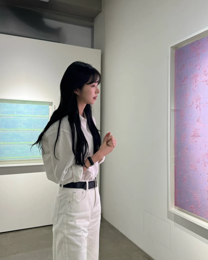 옷이 가벼워질수록 빛나는 효자템✨
서은수 사복에 자주 보인 까르띠에 시계 2가지, 포인트로 딱💁🏻♀️👍🏻
데일리로 착용하기 좋은 서은수 까르띠에 시계 모았습니다.
1. 까르띠에 베누아 워치, 2000만 원대
부드럽게 휘어진 타원형 옐로우 골드 케이스와 바니시 블랙 앨리게이터 가죽 스트랩이 특징인 디자인입니다. 비즈 크라운과 로마 숫자 다이얼, 블루 핸즈 디테일이 더해져 클래식하면서도 여성스러운 무드를 완성합니다.
2. 까르띠에 탱크 머스트 솔라비트 워치, 550만 원대
클래식한 직사각형 케이스와 간결한 다이얼이 돋보이는 아이코닉한 디자인입니다. 실버 마감 다이얼에 로마 숫자와 블루 핸즈 디테일을 더해 단정하면서도 데일리로 착용하기 좋습니다. 이미지8