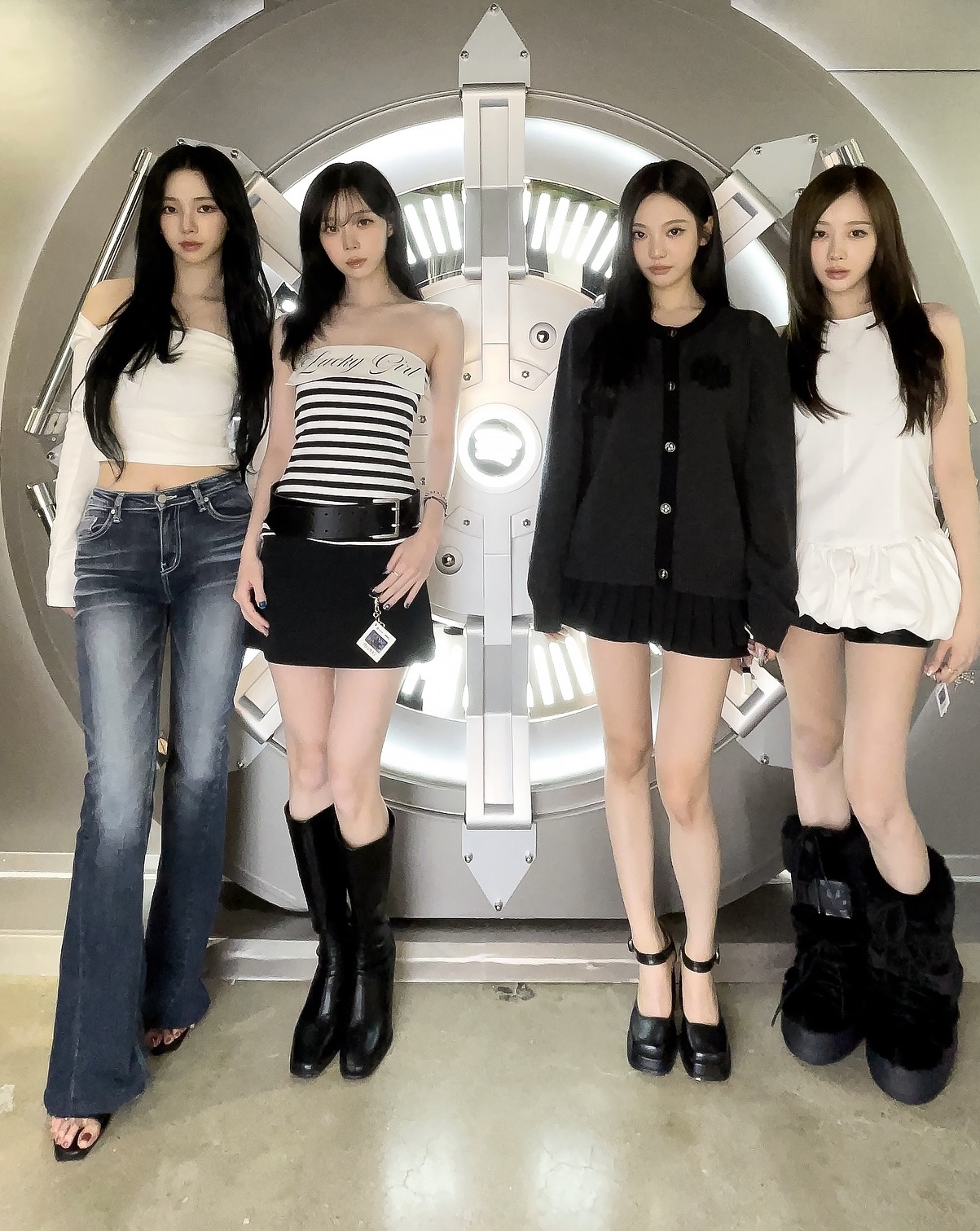 카리나 코디에 빠지지 않는 바지??💙
골반부터 다리 라인까지 완벽 커버하는 부츠컷 데님 참고해 보자✨🪄
카리나가 착용한 부츠컷 데님 팬츠 2가지 모았습니다.
1. 카인다미 골반볼륨업 중진청 절개 와이드 부츠컷, 7만 원대
자체 개발한 골반 패드가 내장되어 라인을 자연스럽게 보완하고, 핀턱과 사선 워싱으로 입체적인 핏을 살린 와이드 부츠컷 데님 팬츠입니다. 세로 슬러브 워싱으로 다리가 길어 보이면서도 빈티지하고 페미닌한 무드를 연출할 수 있는 아이템이죠.
2. 시너진 캣 워싱 데님 팬츠, 10만 원대
주름진 캣 워싱이 돋보이는 미디 웨이스트 부츠컷 팬츠로, 적당한 신축성으로 힙과 허리를 자연스럽게 잡아줍니다. 아래로 갈수록 퍼지는 부츠컷 실루엣과 세로 워싱 디테일이 다리를 길어 보이게 하며, 캐주얼하면서도 세련된 스타일을 완성하죠. 이미지4