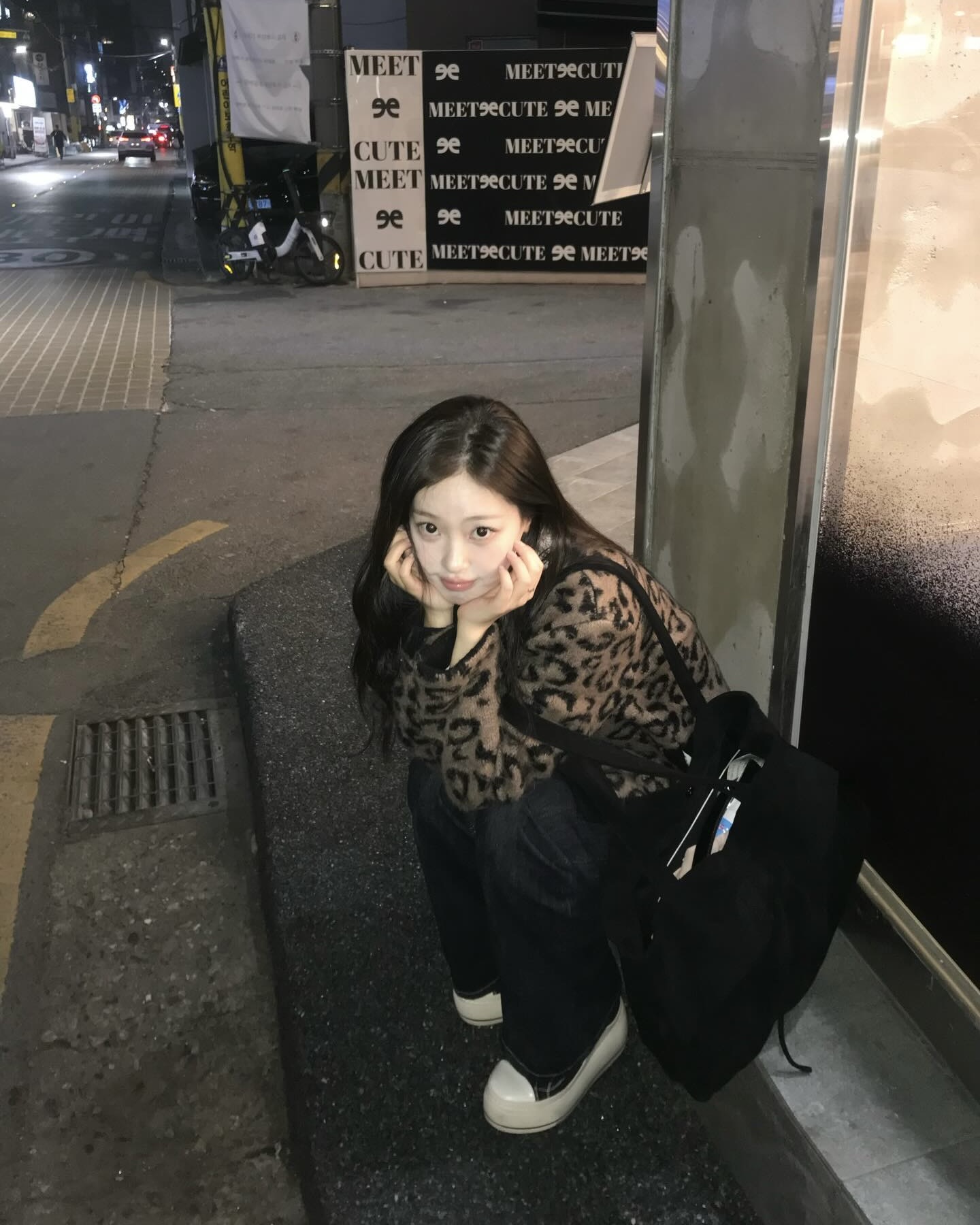 최희진의 자라 5만 원대 가디건🤎
레오파드 패턴 하나로 심심한 간절기 룩에 포인트 주기✨🐾
요즘 같은 날씨에 가볍게 걸치기 좋은 포인트 아우터를 찾고 있다면, 레오파드 가디건을 걸쳐보세요. 슬리브리스와 와이드 데님에 툭 걸치기만 해도 포인트를 더해주는데요.
최희진처럼 가디건에 빅백 하나만 매치해도 간절기 데일리 룩으로 활용하기 좋은 아이템이죠. 가볍게 입기 좋은 가디건 찾는다면, 자라의 가디건 코디 참고해보세요.
- 자라 애니멀 자카드 니트 재킷, 5만 원대 이미지2