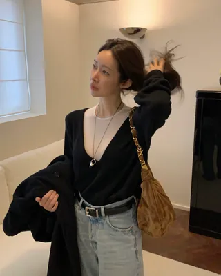 기본 니트도 이렇게 입어봐🌷
무지티나 슬리브리스 하나 더하면 레이어드 완성✨🤍 이미지