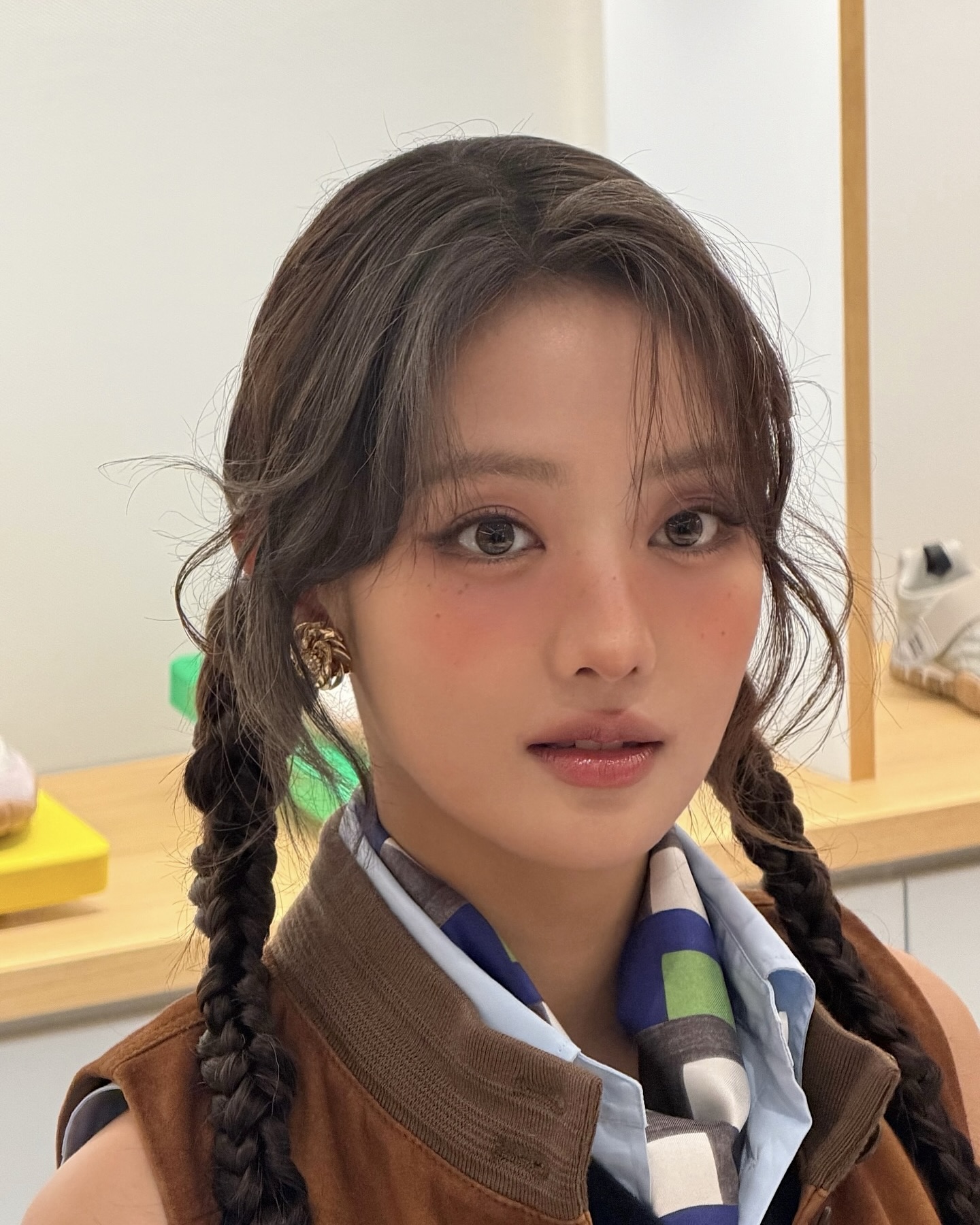 봄맞이 블러셔로 얼굴형 완벽 보정✨
블러셔 위치만 달라도 분위기 180도 변해🧚🏻💡 꿀팁 모아봤어요
얼굴형별 블러셔 위치 4가지, 저장해 두세요.
1. 각진 얼굴
가로 폭이 강조되기 쉬운 각진 얼굴형에는 광대 바깥쪽에서 관자놀이 방향으로 사선으로 올려 세로 라인을 살리는 것이 포인트입니다. 얼굴 폭이 좁아 보이고 인상이 한층 부드러워집니다.
2. 둥근 얼굴
둥근 얼굴형은 광대 바깥쪽에서 관자놀이 방향으로 사선으로 블러셔를 블렌딩해 세로 길이를 강조하는 것이 포인트입니다. 얼굴이 자연스럽게 갸름해 보이며 세련된 이미지를 연출할 수 있습니다.
3. 역삼각형 얼굴
역삼각형 얼굴형은 광대 바깥쪽과 아래쪽을 둥글게 채우듯 블러셔를 발라 하단 볼륨을 보완합니다. 옆으로 넓게 퍼지게 블렌딩하면 시선을 자연스럽게 아래로 분산시킬 수 있습니다.
4. 긴 얼굴
긴 얼굴형은 블러셔를 옆으로 넓게 퍼지게 발라 세로 비율을 줄이는 것이 포인트입니다. 볼 중심에서 코까지 부드럽게 블렌딩하면 얼굴 중앙으로 시선이 모이며 얼굴이 짧아 보이는 효과를 낼 수 있습니다. 이미지9