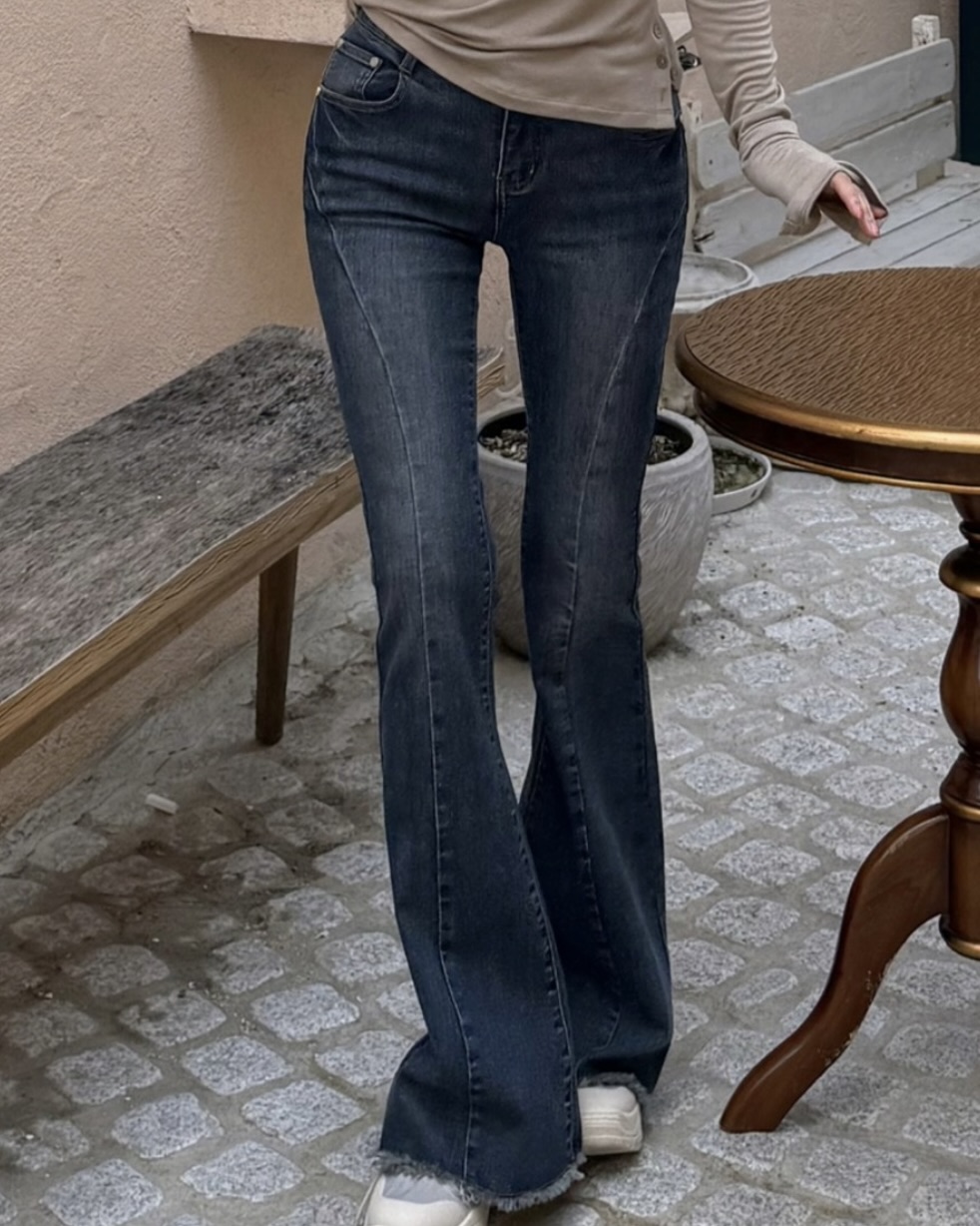 카리나 코디에 빠지지 않는 바지??💙
골반부터 다리 라인까지 완벽 커버하는 부츠컷 데님 참고해 보자✨🪄
카리나가 착용한 부츠컷 데님 팬츠 2가지 모았습니다.
1. 카인다미 골반볼륨업 중진청 절개 와이드 부츠컷, 7만 원대
자체 개발한 골반 패드가 내장되어 라인을 자연스럽게 보완하고, 핀턱과 사선 워싱으로 입체적인 핏을 살린 와이드 부츠컷 데님 팬츠입니다. 세로 슬러브 워싱으로 다리가 길어 보이면서도 빈티지하고 페미닌한 무드를 연출할 수 있는 아이템이죠.
2. 시너진 캣 워싱 데님 팬츠, 10만 원대
주름진 캣 워싱이 돋보이는 미디 웨이스트 부츠컷 팬츠로, 적당한 신축성으로 힙과 허리를 자연스럽게 잡아줍니다. 아래로 갈수록 퍼지는 부츠컷 실루엣과 세로 워싱 디테일이 다리를 길어 보이게 하며, 캐주얼하면서도 세련된 스타일을 완성하죠. 이미지2