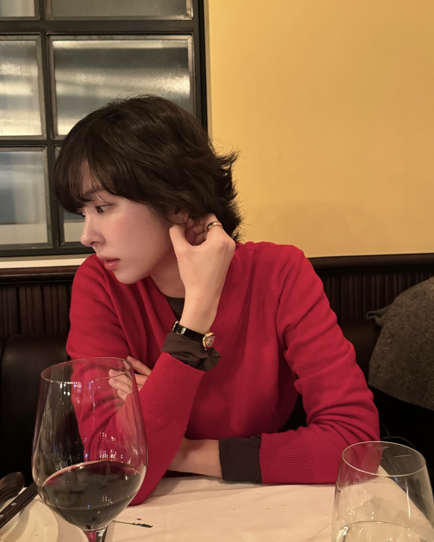 옷이 가벼워질수록 빛나는 효자템✨
서은수 사복에 자주 보인 까르띠에 시계 2가지, 포인트로 딱💁🏻♀️👍🏻
데일리로 착용하기 좋은 서은수 까르띠에 시계 모았습니다.
1. 까르띠에 베누아 워치, 2000만 원대
부드럽게 휘어진 타원형 옐로우 골드 케이스와 바니시 블랙 앨리게이터 가죽 스트랩이 특징인 디자인입니다. 비즈 크라운과 로마 숫자 다이얼, 블루 핸즈 디테일이 더해져 클래식하면서도 여성스러운 무드를 완성합니다.
2. 까르띠에 탱크 머스트 솔라비트 워치, 550만 원대
클래식한 직사각형 케이스와 간결한 다이얼이 돋보이는 아이코닉한 디자인입니다. 실버 마감 다이얼에 로마 숫자와 블루 핸즈 디테일을 더해 단정하면서도 데일리로 착용하기 좋습니다. 이미지2