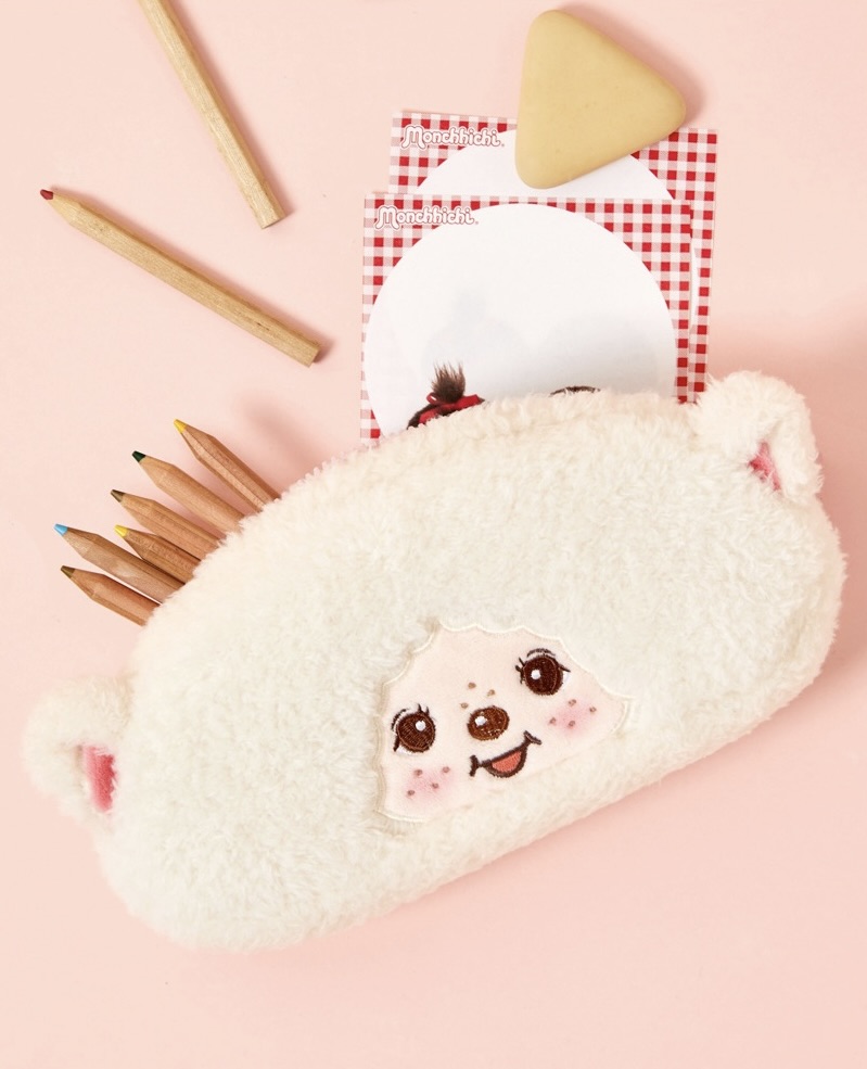 귀여움과 실용성에 두 번 반하는😳
소지품도 몬치치와 함께라면 특별해지니까✨🤎 놓치지마!!
요즘 다양한 곳에서 몬치치를 만나볼 수 있는데요. 텐바이텐 몬치치 스트링 파우치는 3가지 컬러로, 넉넉한 사이즈가 특징입니다. 부드러운 소재와 스트링 디테일을 더해, 끈을 당기면 완성되는 귀여운 꽁지머리가 매력 포인트입니다.
함께 출시된 몬치치 필통은 폭신한 소재와 넉넉한 수납공간으로 학용품부터 화장품, 안경까지 다양하게 보관할 수 있는 실용적인 아이템입니다. 이번 기회에 귀여움과 실용성 모두 갖춘 몬치치 아이템들을 직접 만나보세요.
- 텐바이텐 몬치치 스트링 파우치, 1만 원대
- 텐바이텐 몬치치 필통, 2만 원대 이미지9