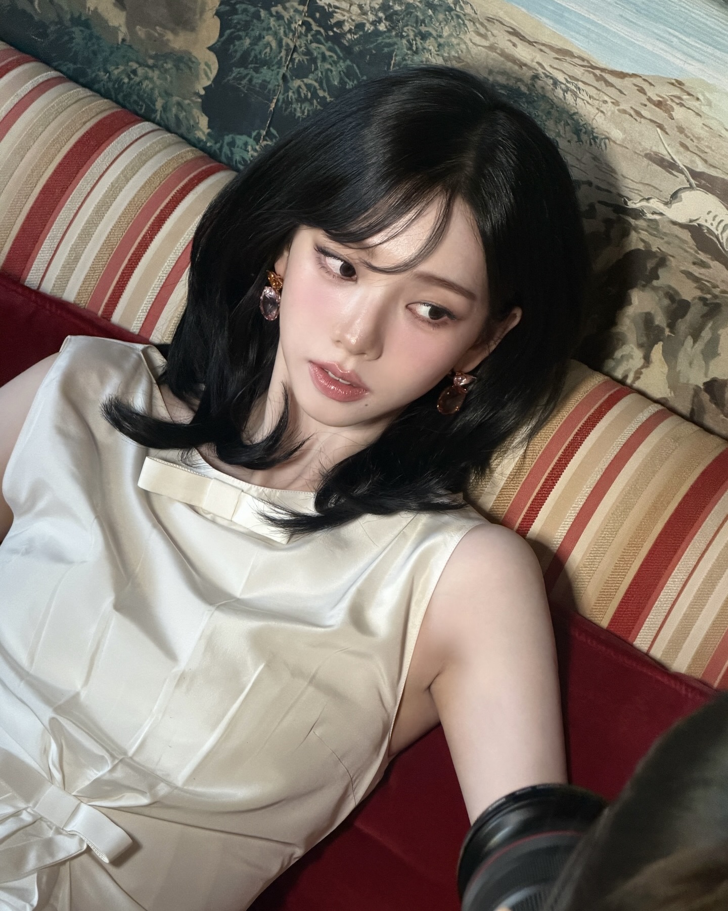 봄맞이 블러셔로 얼굴형 완벽 보정✨
블러셔 위치만 달라도 분위기 180도 변해🧚🏻💡 꿀팁 모아봤어요
얼굴형별 블러셔 위치 4가지, 저장해 두세요.
1. 각진 얼굴
가로 폭이 강조되기 쉬운 각진 얼굴형에는 광대 바깥쪽에서 관자놀이 방향으로 사선으로 올려 세로 라인을 살리는 것이 포인트입니다. 얼굴 폭이 좁아 보이고 인상이 한층 부드러워집니다.
2. 둥근 얼굴
둥근 얼굴형은 광대 바깥쪽에서 관자놀이 방향으로 사선으로 블러셔를 블렌딩해 세로 길이를 강조하는 것이 포인트입니다. 얼굴이 자연스럽게 갸름해 보이며 세련된 이미지를 연출할 수 있습니다.
3. 역삼각형 얼굴
역삼각형 얼굴형은 광대 바깥쪽과 아래쪽을 둥글게 채우듯 블러셔를 발라 하단 볼륨을 보완합니다. 옆으로 넓게 퍼지게 블렌딩하면 시선을 자연스럽게 아래로 분산시킬 수 있습니다.
4. 긴 얼굴
긴 얼굴형은 블러셔를 옆으로 넓게 퍼지게 발라 세로 비율을 줄이는 것이 포인트입니다. 볼 중심에서 코까지 부드럽게 블렌딩하면 얼굴 중앙으로 시선이 모이며 얼굴이 짧아 보이는 효과를 낼 수 있습니다. 이미지6