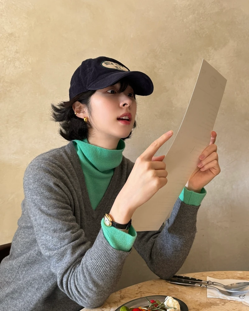옷이 가벼워질수록 빛나는 효자템✨
서은수 사복에 자주 보인 까르띠에 시계 2가지, 포인트로 딱💁🏻♀️👍🏻
데일리로 착용하기 좋은 서은수 까르띠에 시계 모았습니다.
1. 까르띠에 베누아 워치, 2000만 원대
부드럽게 휘어진 타원형 옐로우 골드 케이스와 바니시 블랙 앨리게이터 가죽 스트랩이 특징인 디자인입니다. 비즈 크라운과 로마 숫자 다이얼, 블루 핸즈 디테일이 더해져 클래식하면서도 여성스러운 무드를 완성합니다.
2. 까르띠에 탱크 머스트 솔라비트 워치, 550만 원대
클래식한 직사각형 케이스와 간결한 다이얼이 돋보이는 아이코닉한 디자인입니다. 실버 마감 다이얼에 로마 숫자와 블루 핸즈 디테일을 더해 단정하면서도 데일리로 착용하기 좋습니다. 이미지1